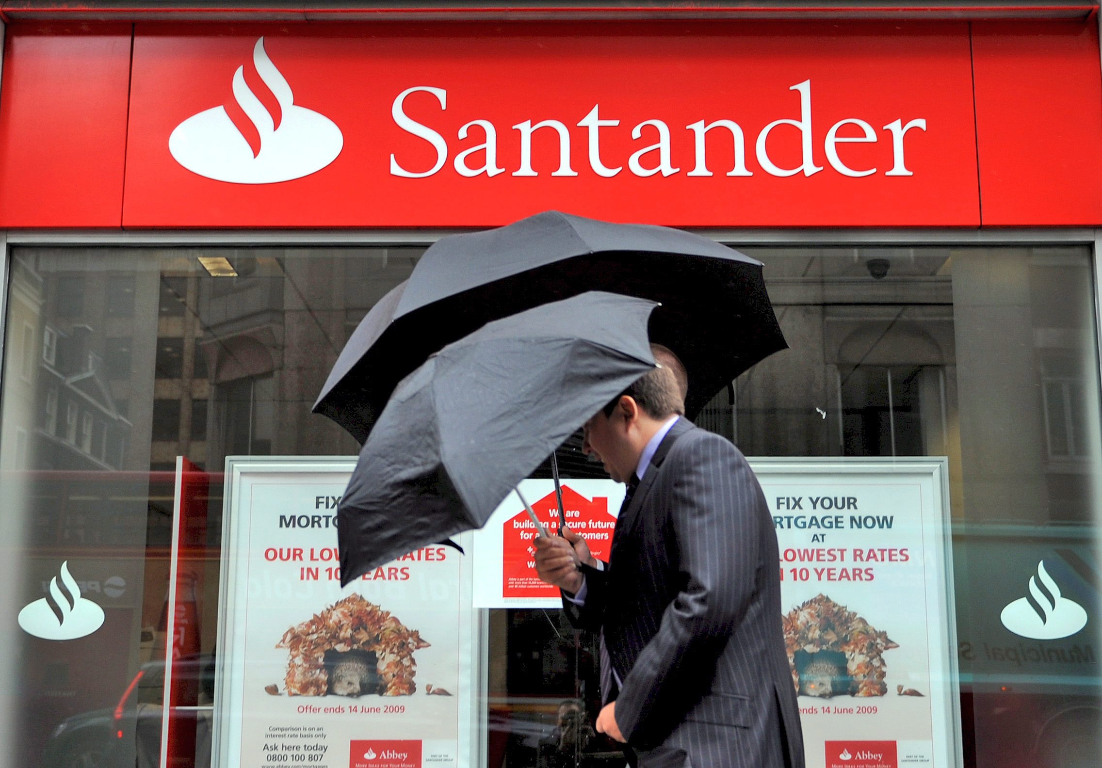 Испанската банкова група Сантандер (Santander) обяви планове да затвори 140 клона във Великобритания
