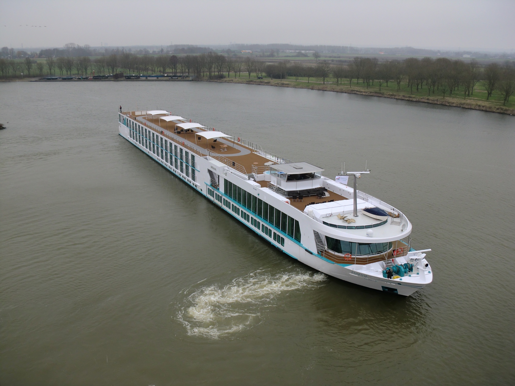 Нов кораб тръгва по Дунав