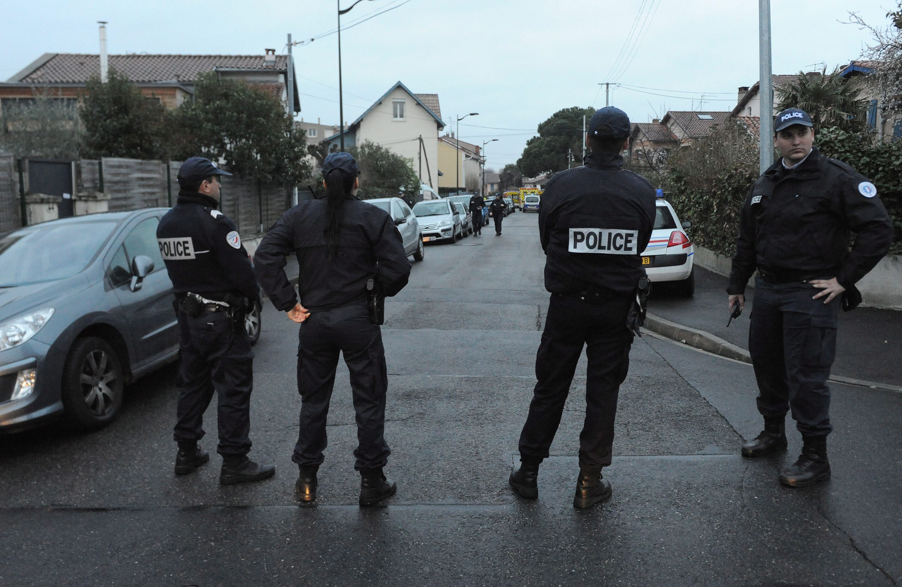 Двама френски полицаи са били ранени при стрелба по време на опит да арестуват заподозрения