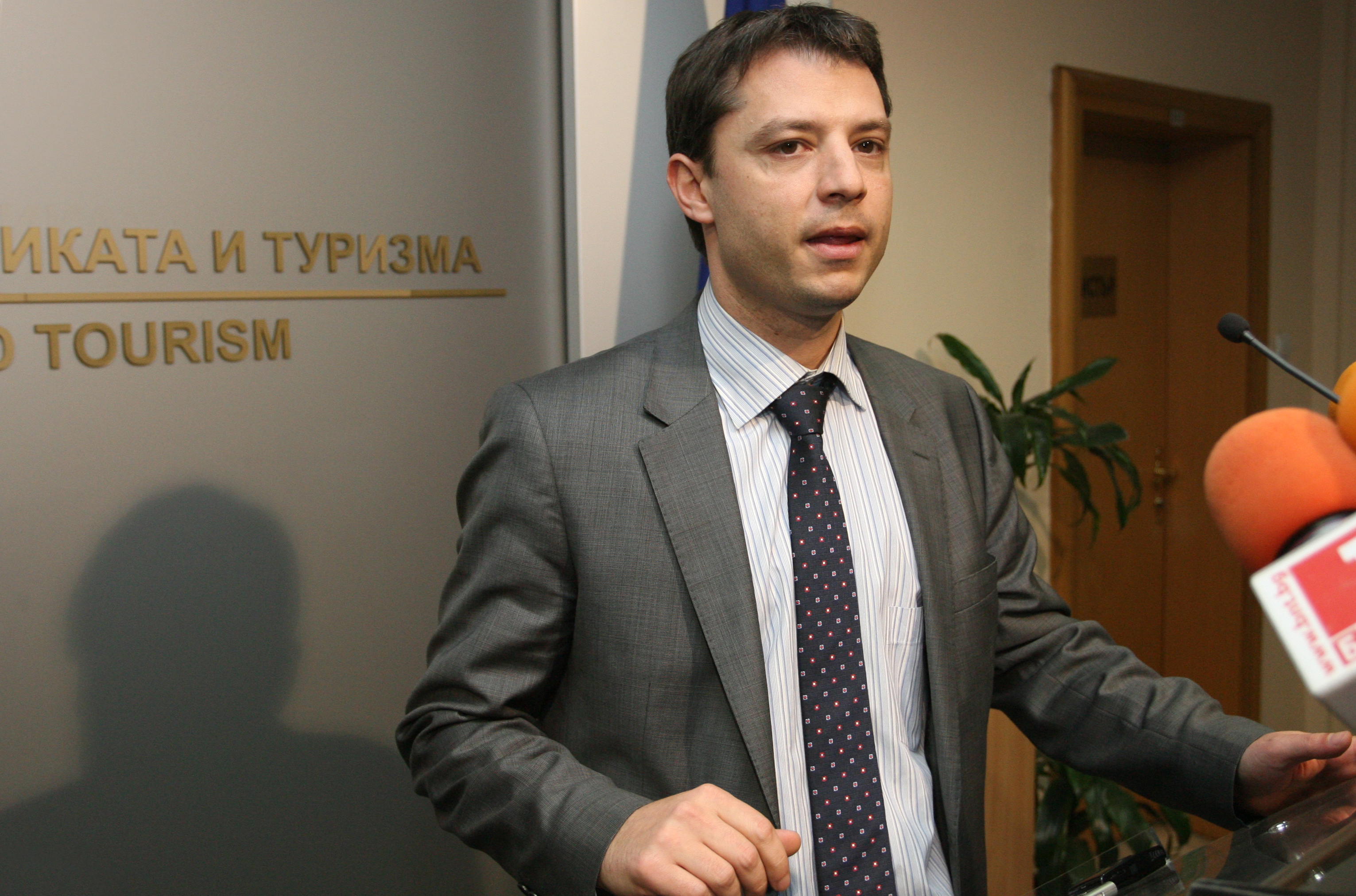 Чакаме шефа ”Газпром” да се върне от отпуска, заяви Делян Добрев