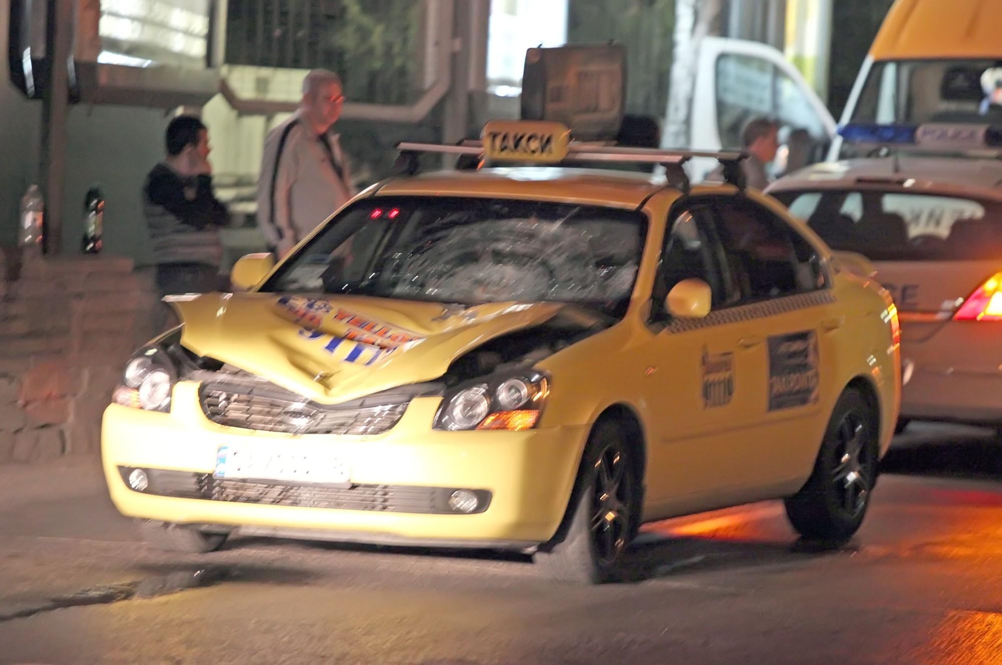 Таксиджия погуби две възрастни жени на пешеходна пътека