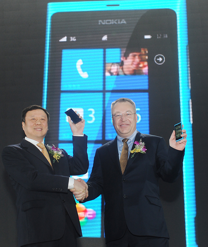 Стивън Елоп и председателят на China Telecom Ванг Йонг представят Nokia 800C
