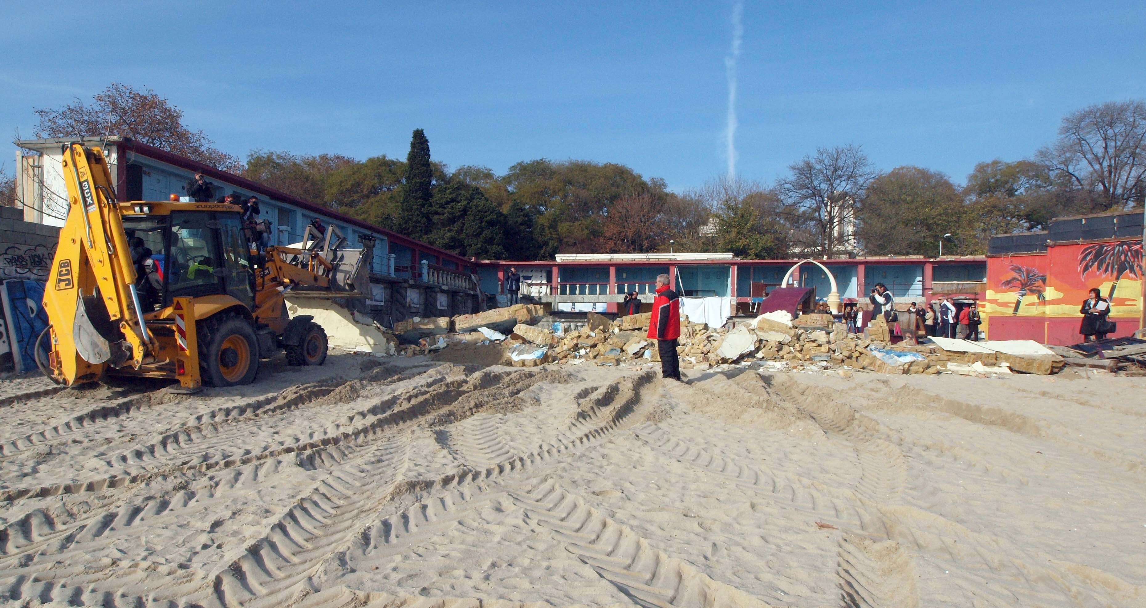 Морето върна пясъка на плажа в Кранево