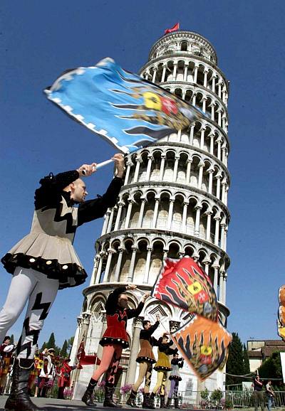 Кулата в Пиза се изправя