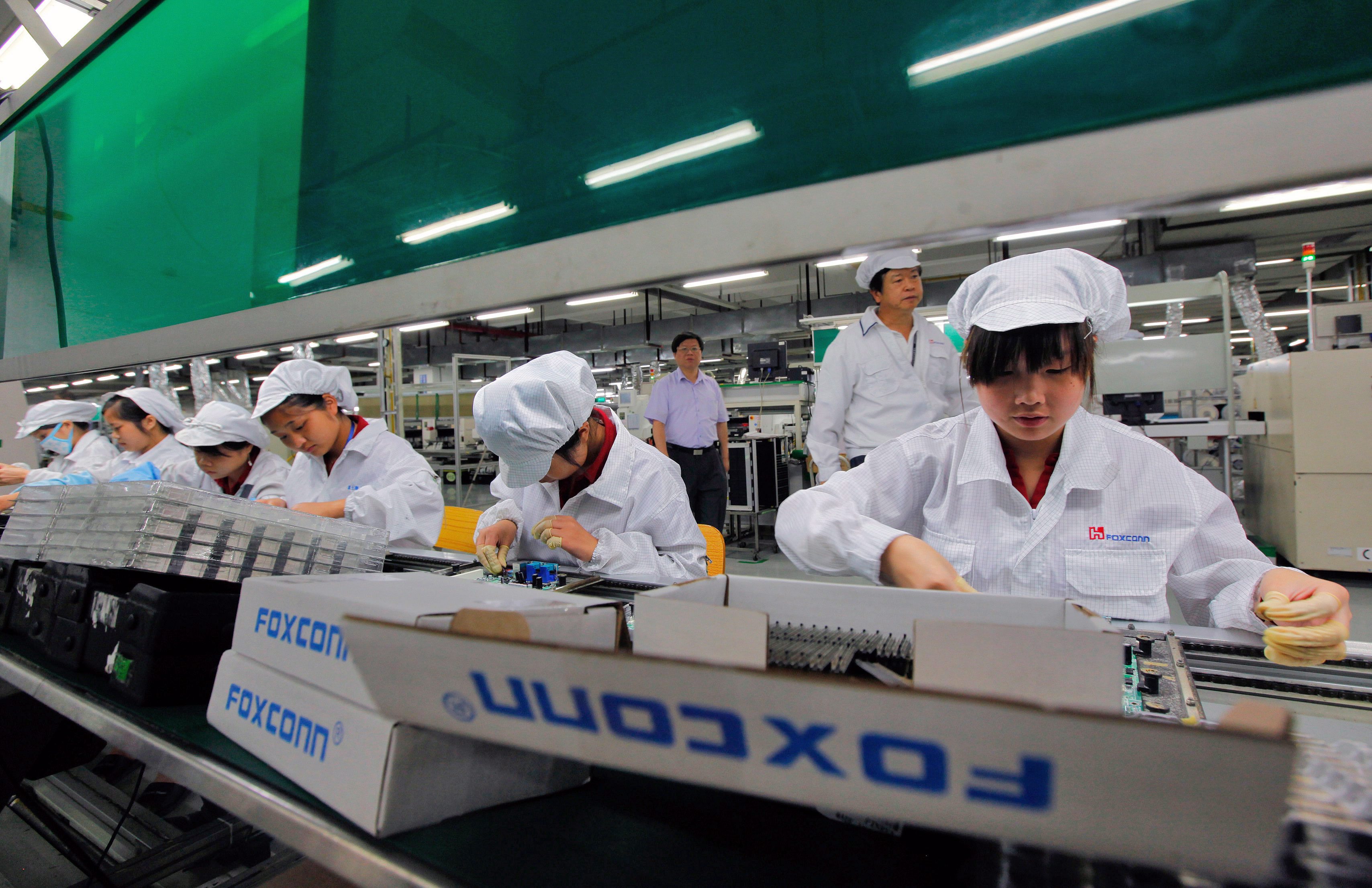Работници в завода на Foxconn в Китай (снимка архив)