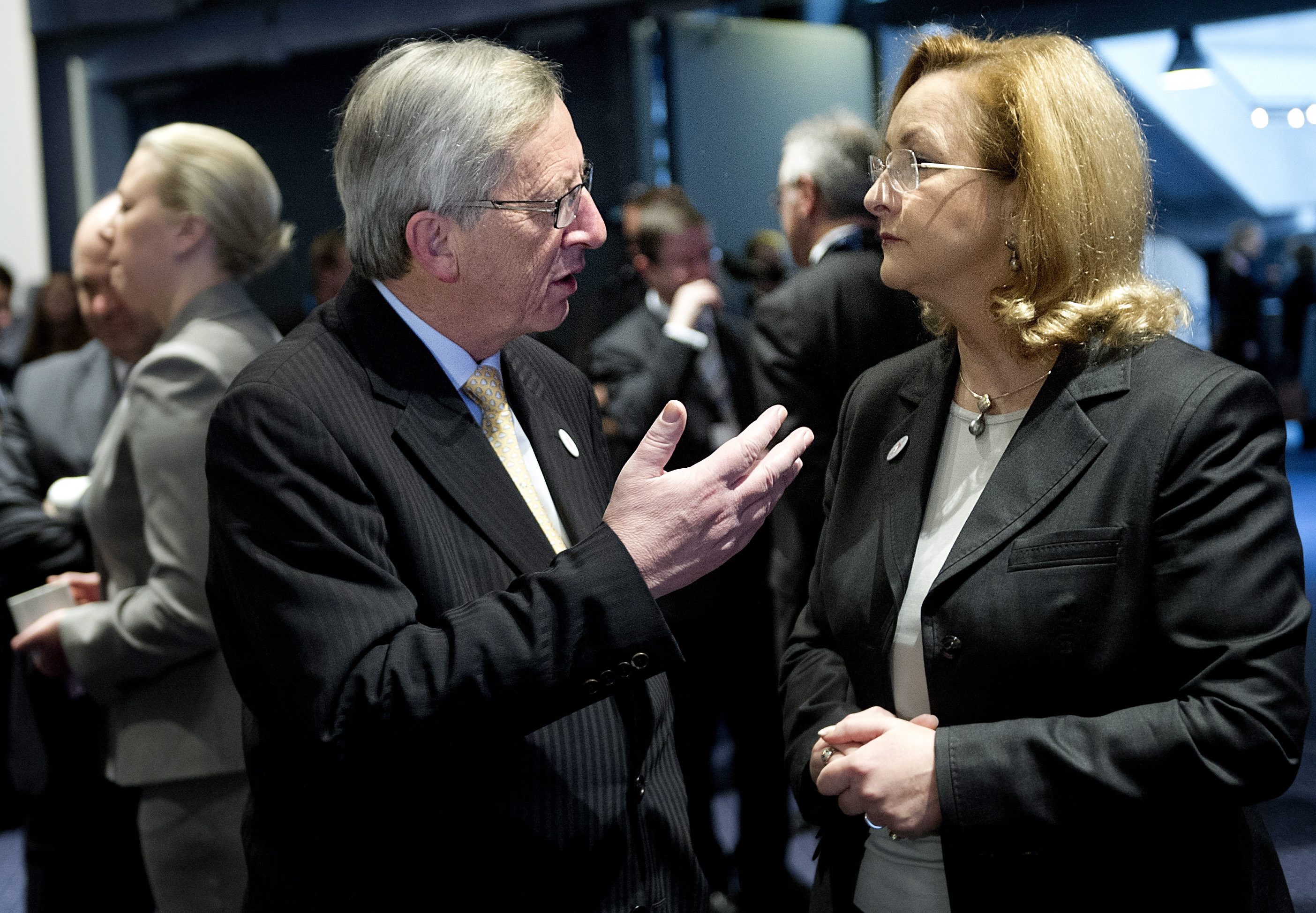 Председателят на Еврогрупата Жан-Клод Юнкер разговаря с австрийския финансов министър Мария Фектер