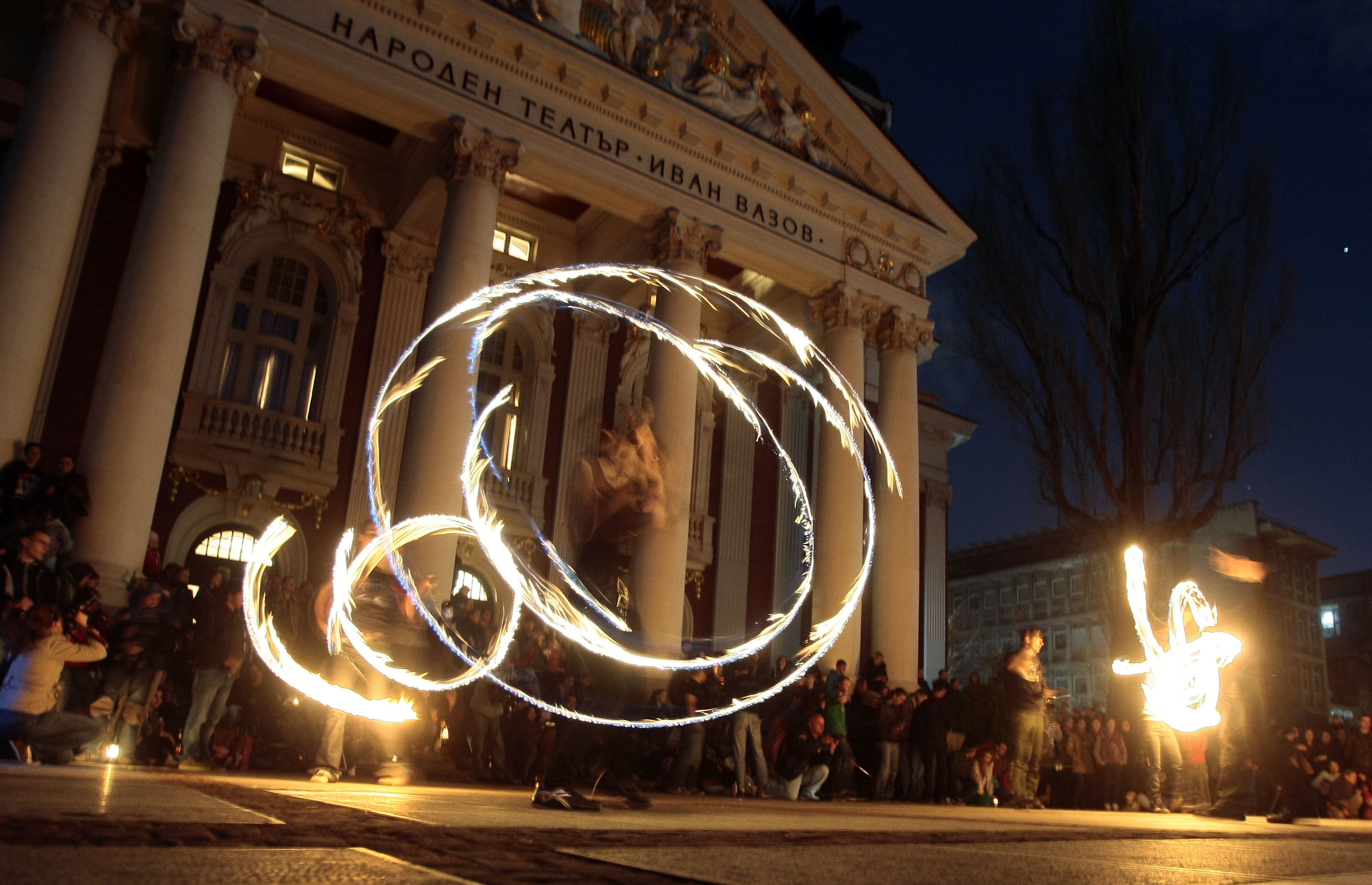 Стартът на светлинното шествие в София започна от площада пред Народния театър с импровизиран танц на факлите