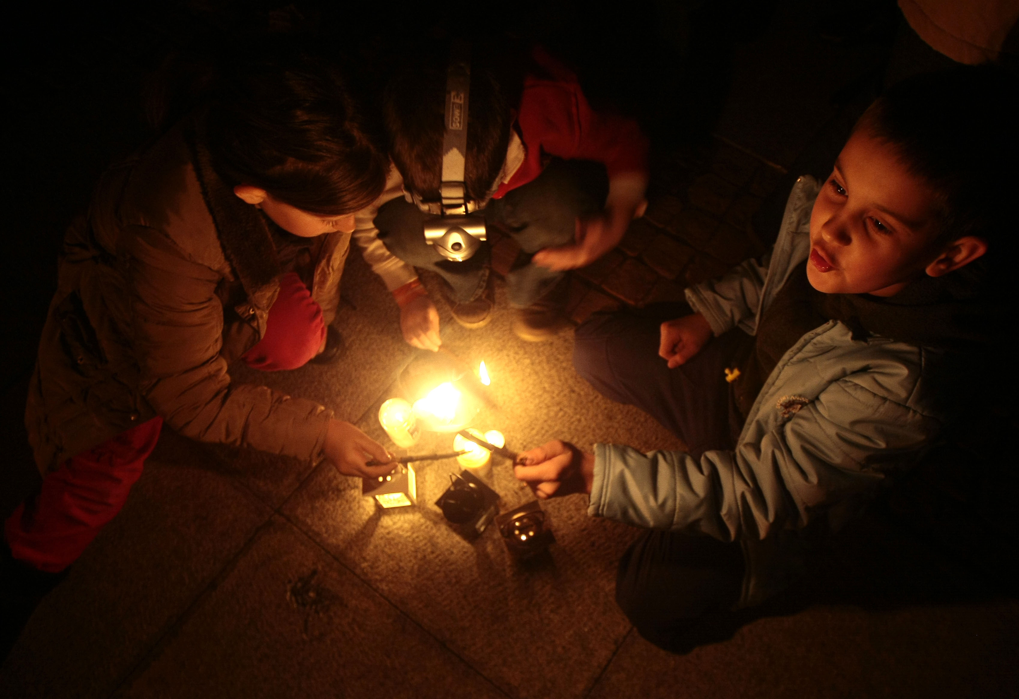 Деца палят свещи и фенери в ”Часът на Земята”
