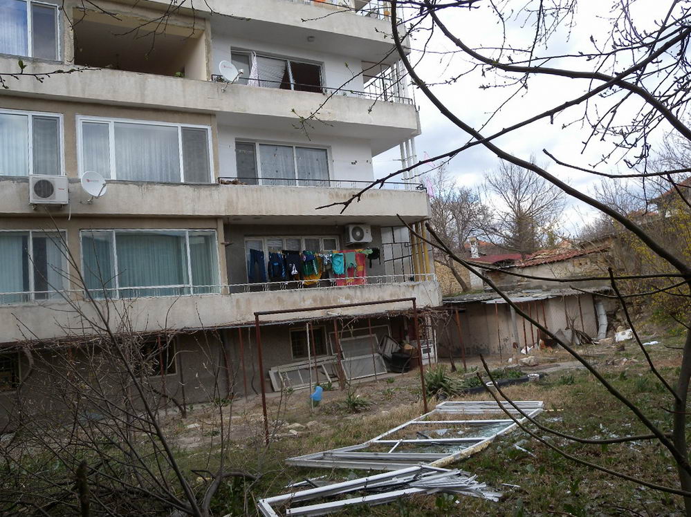 Газова експлозия в жилище рани двама в Нови пазар
