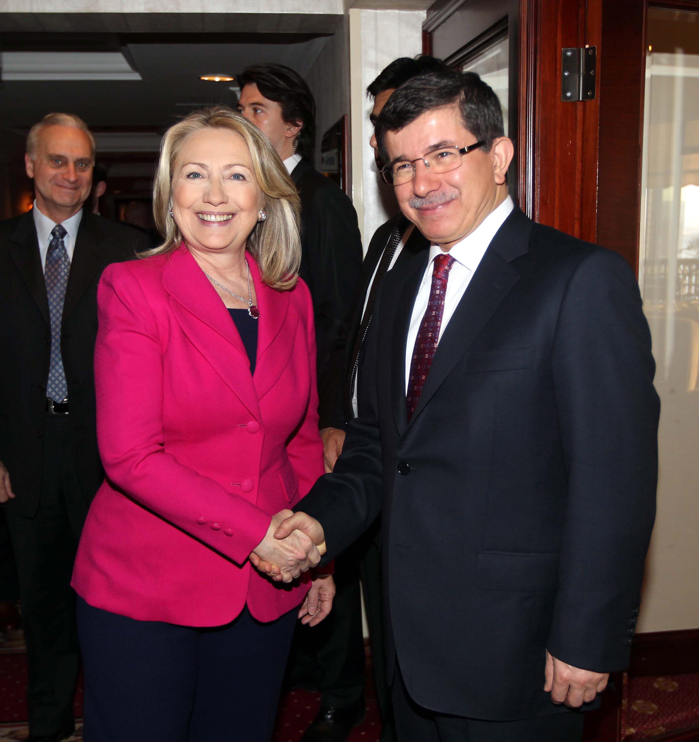 Държавният секретар на САЩ Хилъри Клинтън и турският външен министър Ахмет Давутоглу