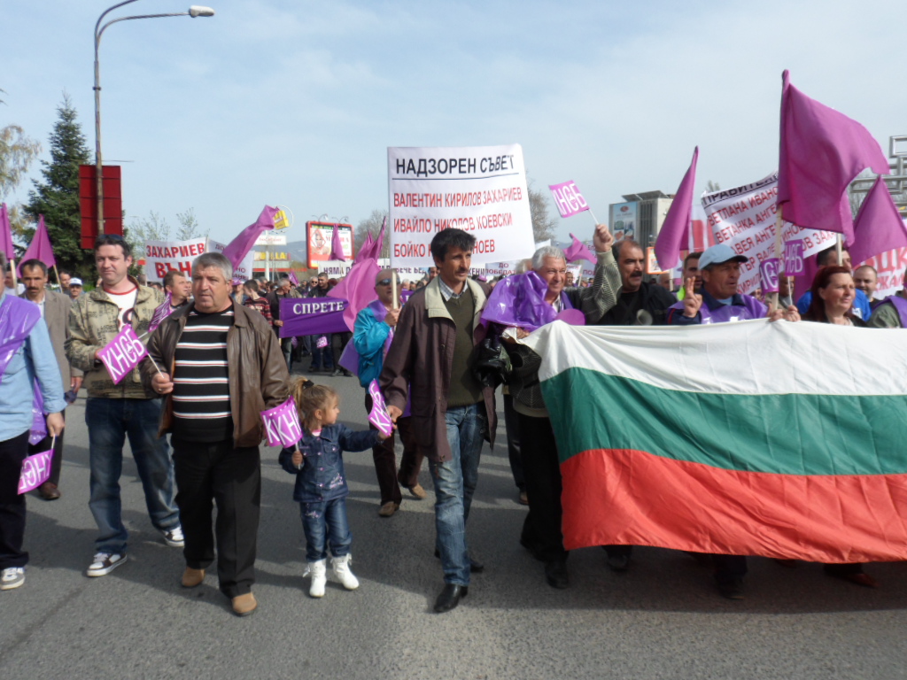 Многохилядно шествие на металурзите блокира Кърджали