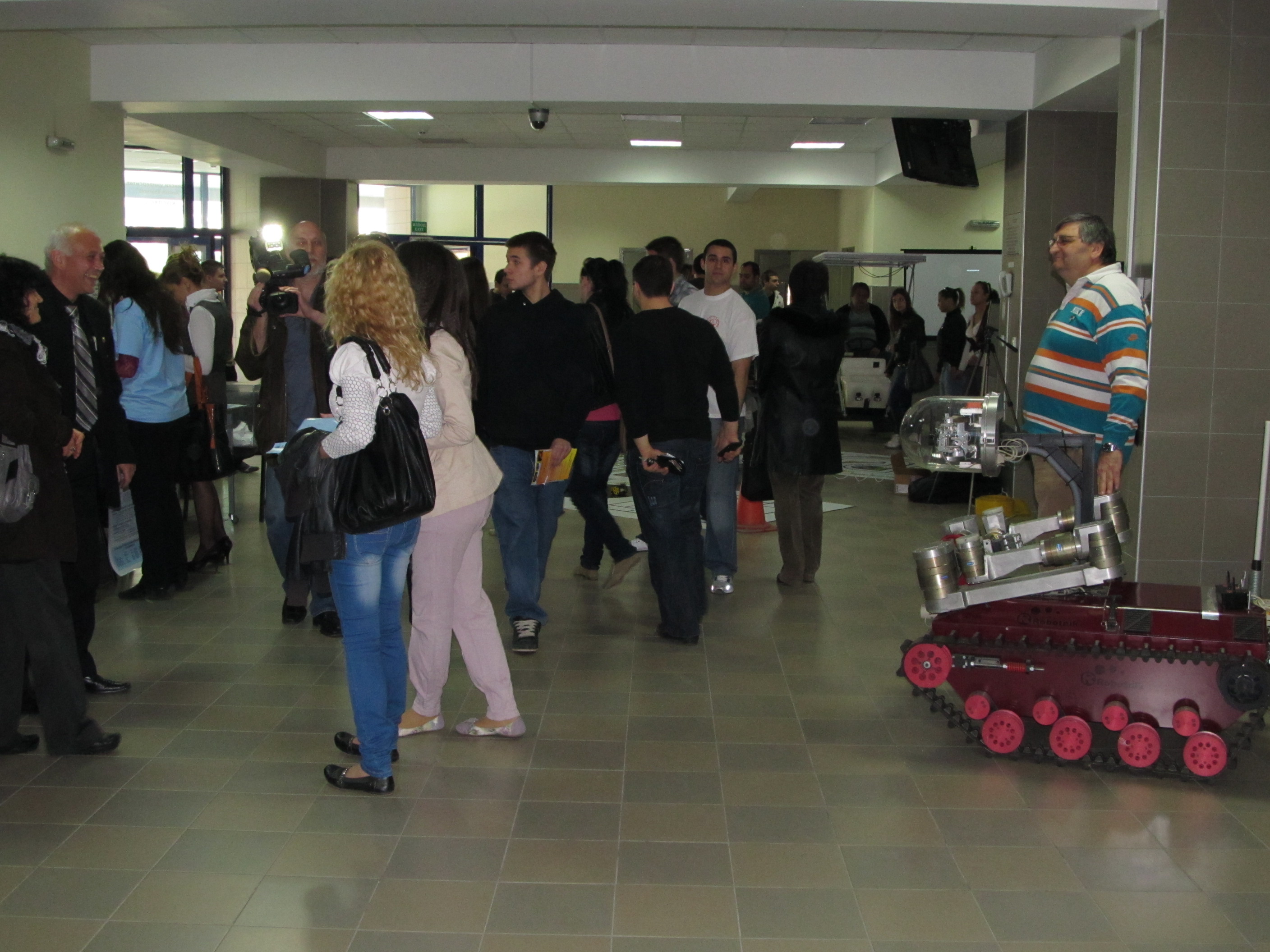 Мини-роботчета се превърнаха в атракция в Деня на отворените врати на Русенския университет