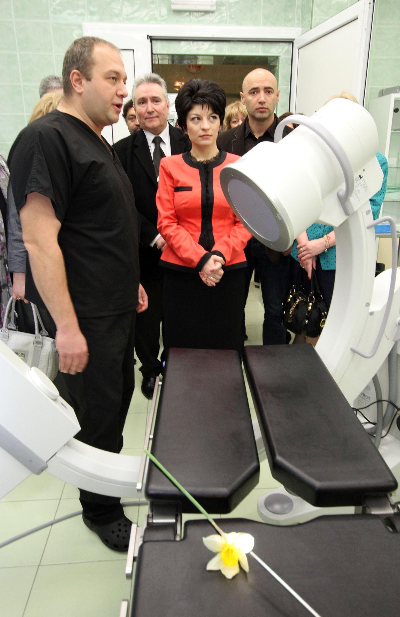 Министър Десислава Атанасова разгледа модерните операционни в болница ”Св. Марина”