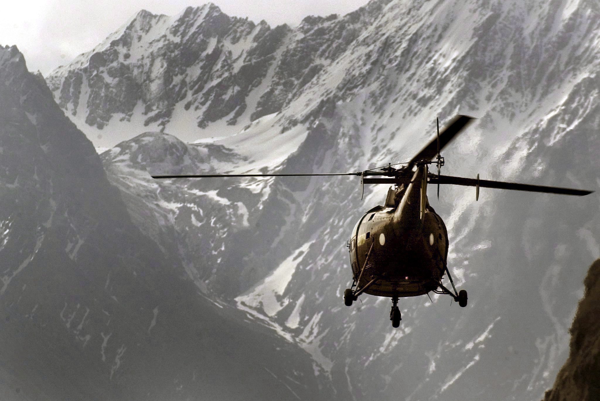 За издирването на затрупаните са изпратени хеликоптери и спасителни екипи