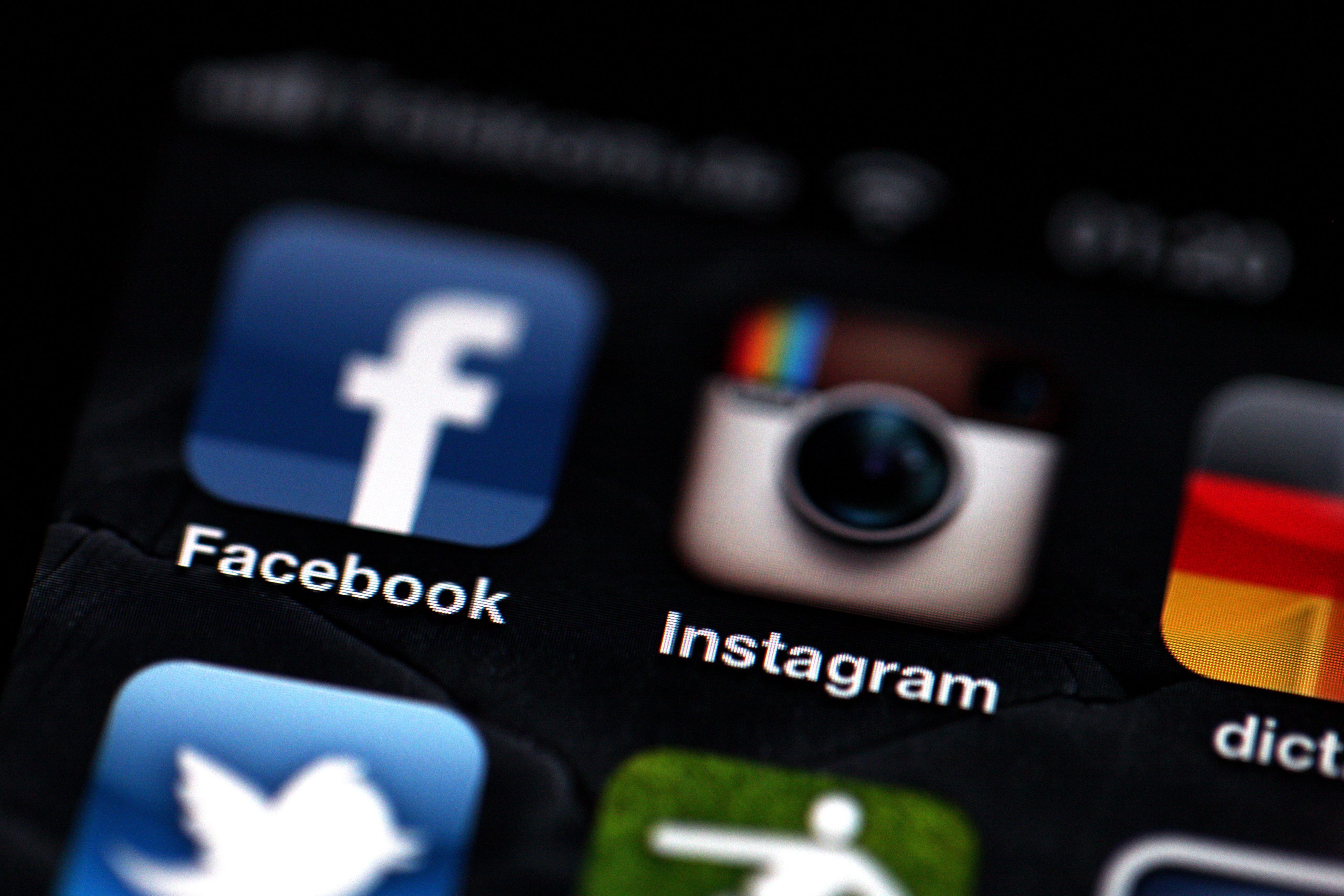 Facebook купи приложението за обмен на снимки Instagram