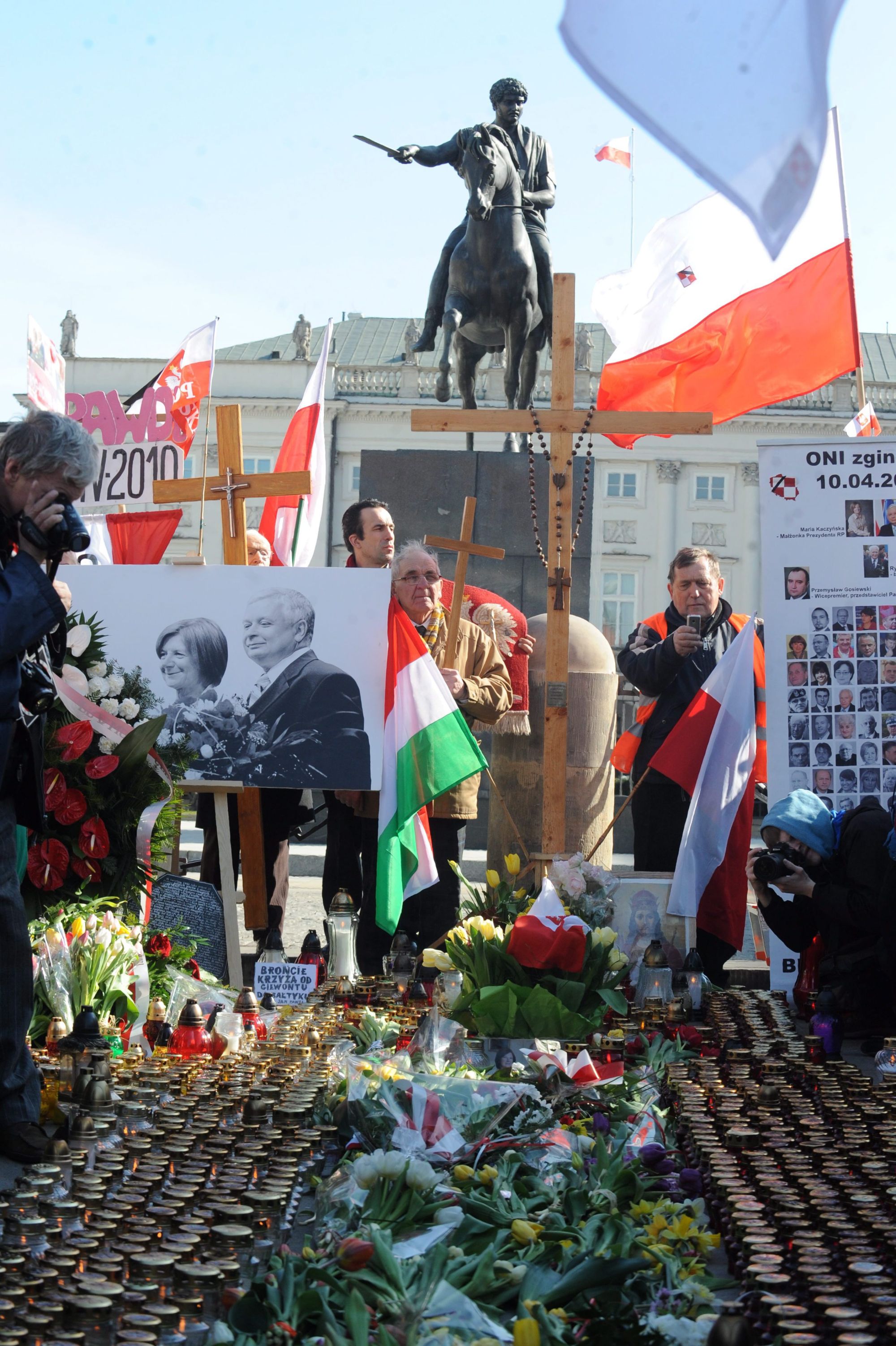 Много националисти, сред които братът близнак на Лех Качински, смятат, че катастрофата е атентат