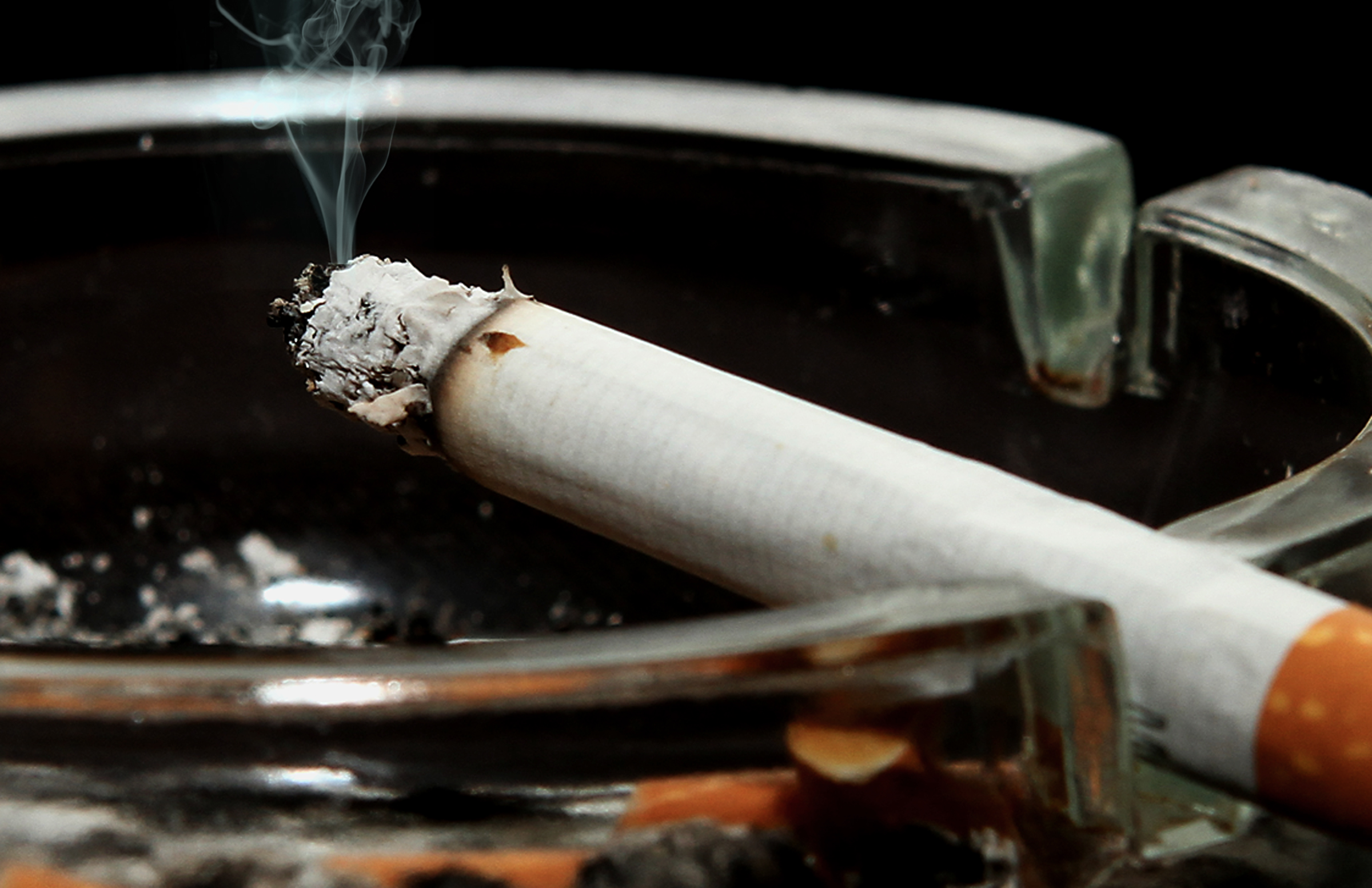 Ще разширим забраната за пушенето, закани се Атанасова