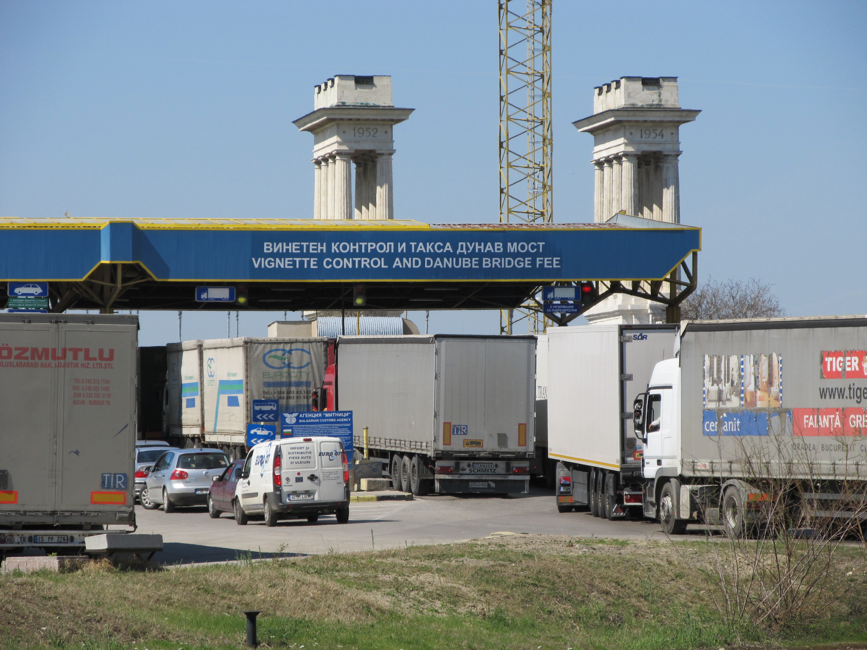 Терористи издирвани от Интерпол заловени на Дунав мост