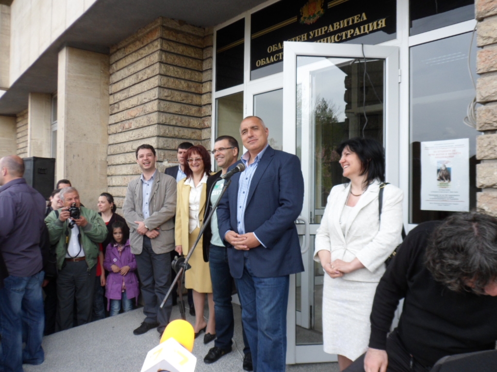Премиерът отиде в Кърджали заедно с министрите Симеон Дянков и Делян Добрев и всички бяха видимо доволни