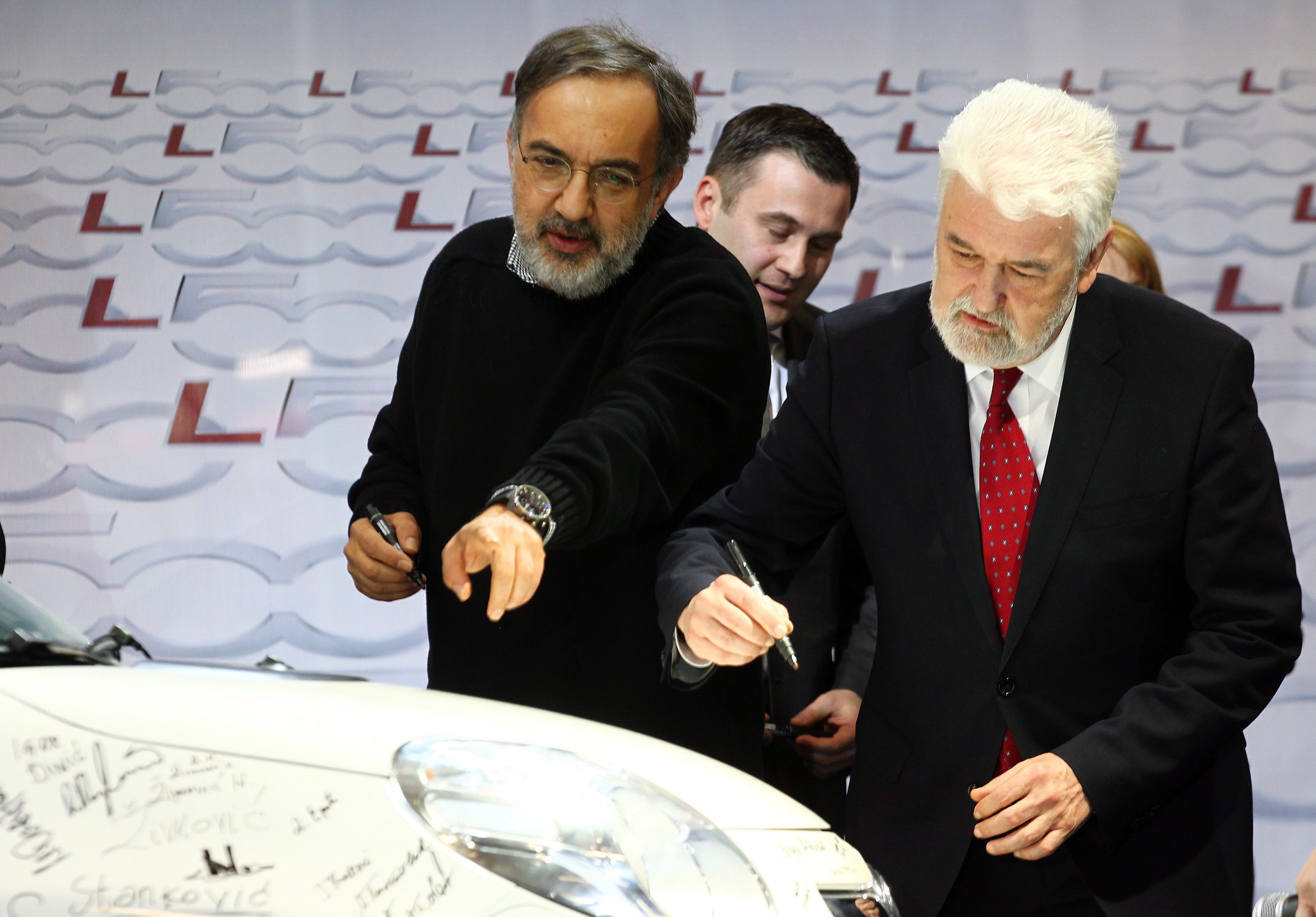 Генералният директор на ”Фиат-Крайслер” Серджо Маркионе и сръбският премиер Мирко Цветкович се подписаха се подписаха върху първ