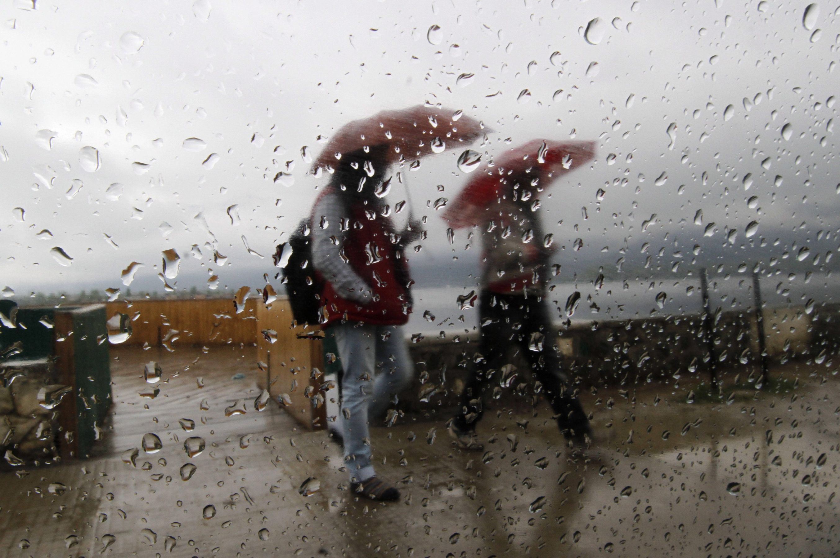 Опасни бури и валежи в почти цяла България