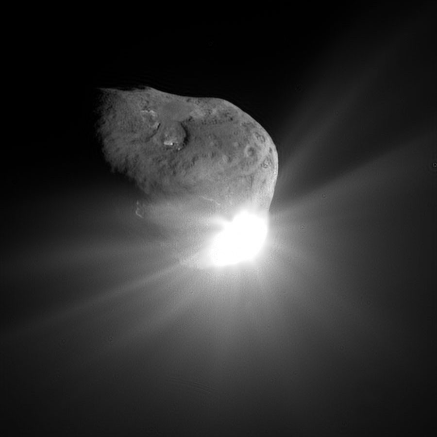 Комета със светеща опашка ще се вижда през март