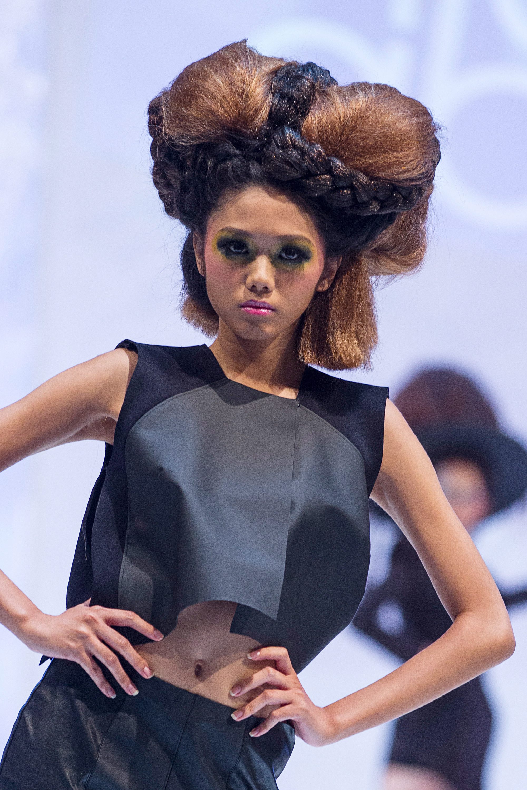 Модели с екзотичен грим и буйни коси на подиума в Малайзия