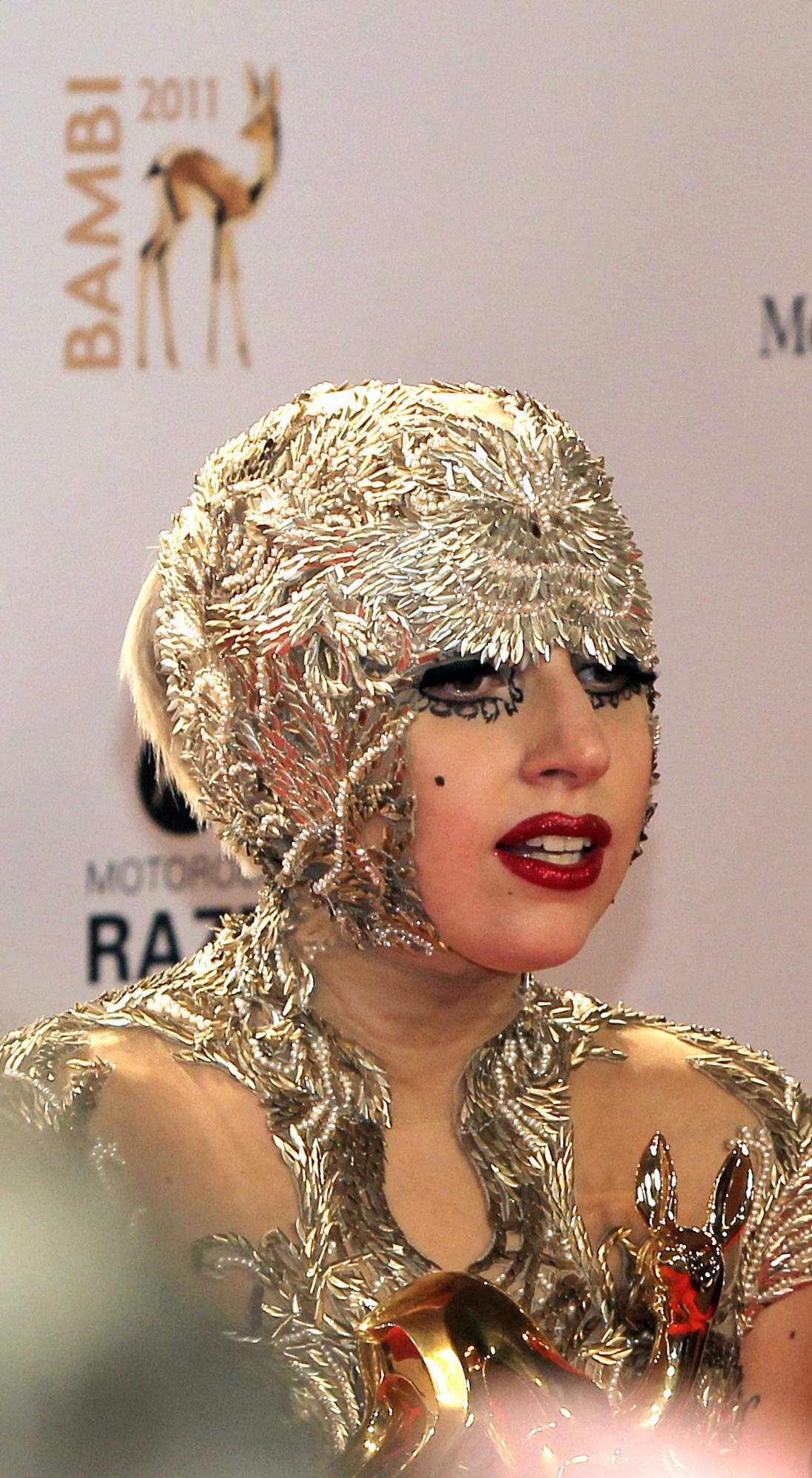 Лейди Гага ще носи чудодейни камъни на турнето си