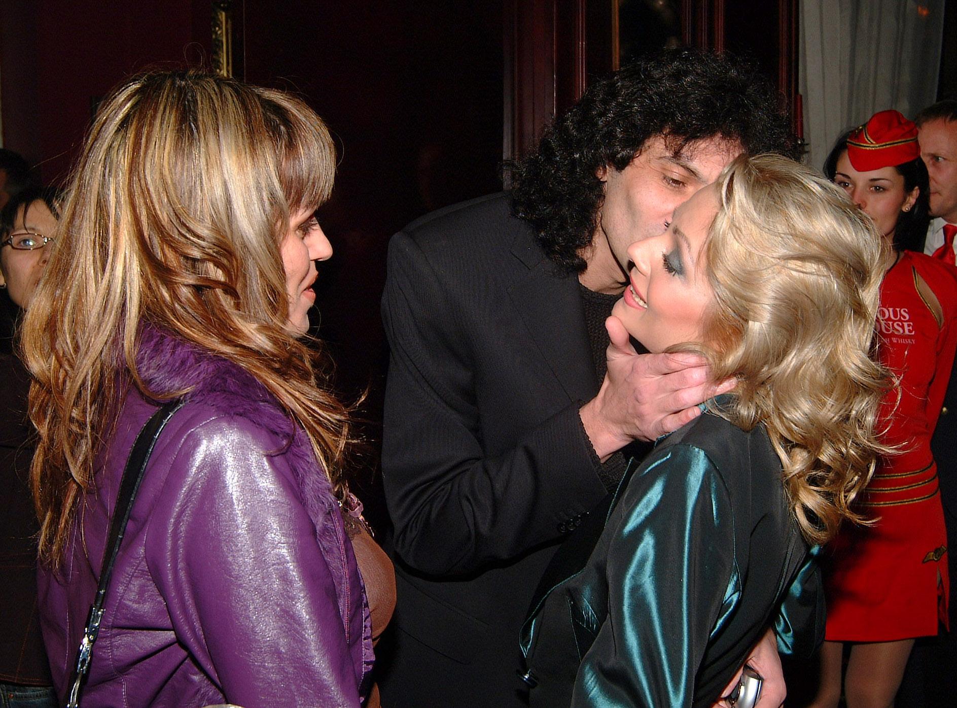 Жоро Пентаграма целува Венета Райкова пред погледа на жена си Юлияна Кънчева