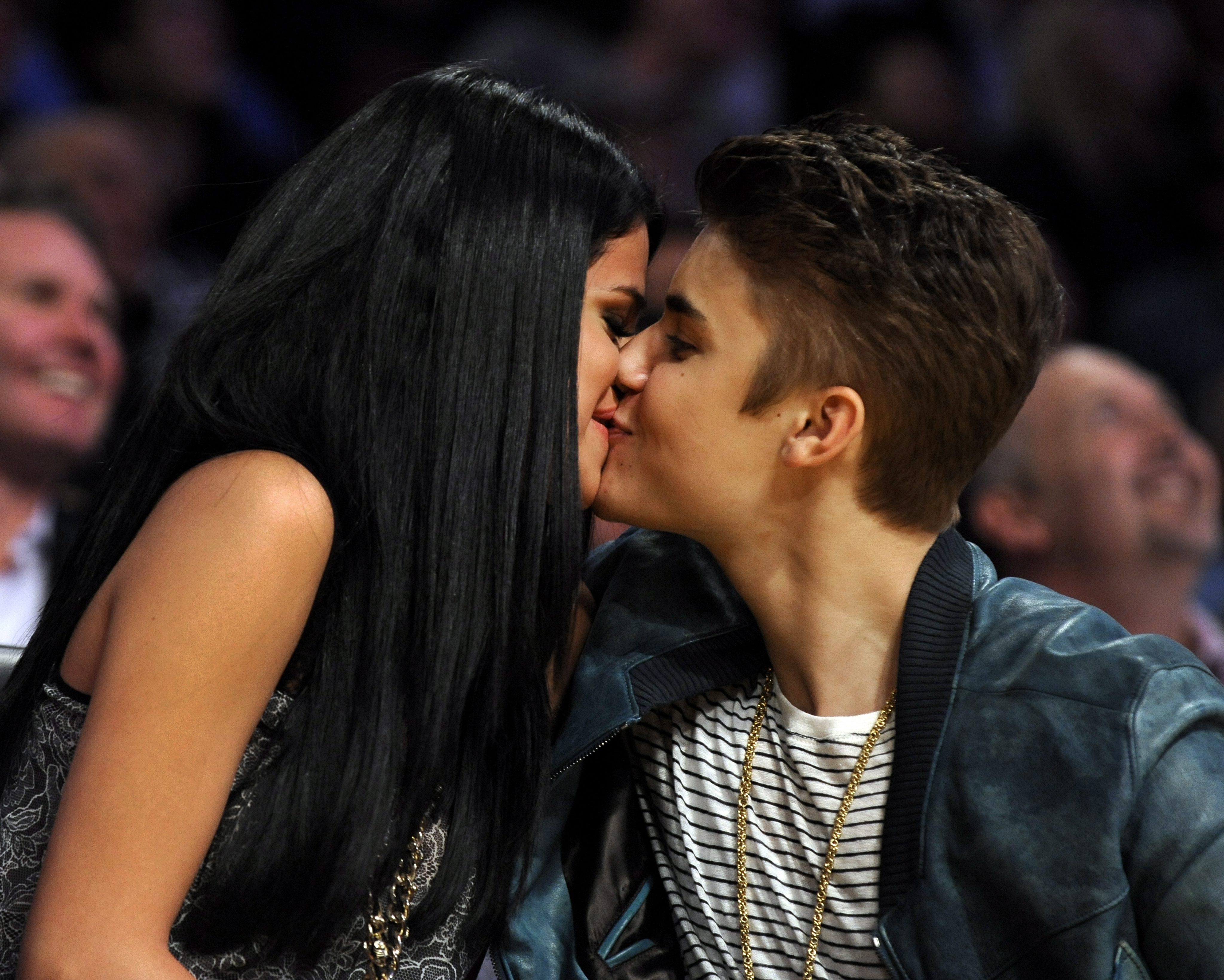 Включи поцелуй. Selena Gomez and Justin Bieber. Selena Gomez Kiss. Justin Bieber 2013 and selena Gomez.