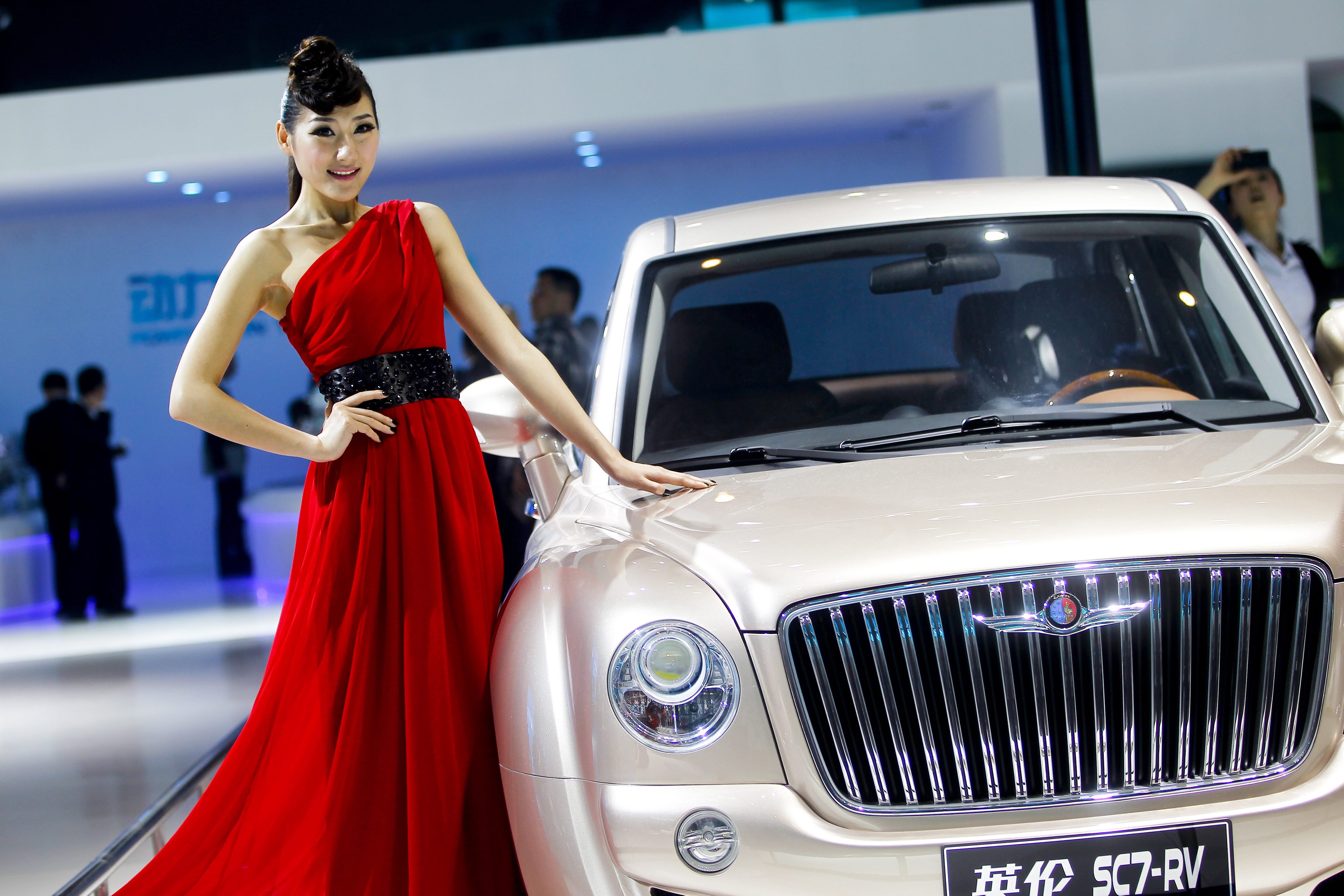 Продажбите на нови коли в Китай рязко са забавили растежа си