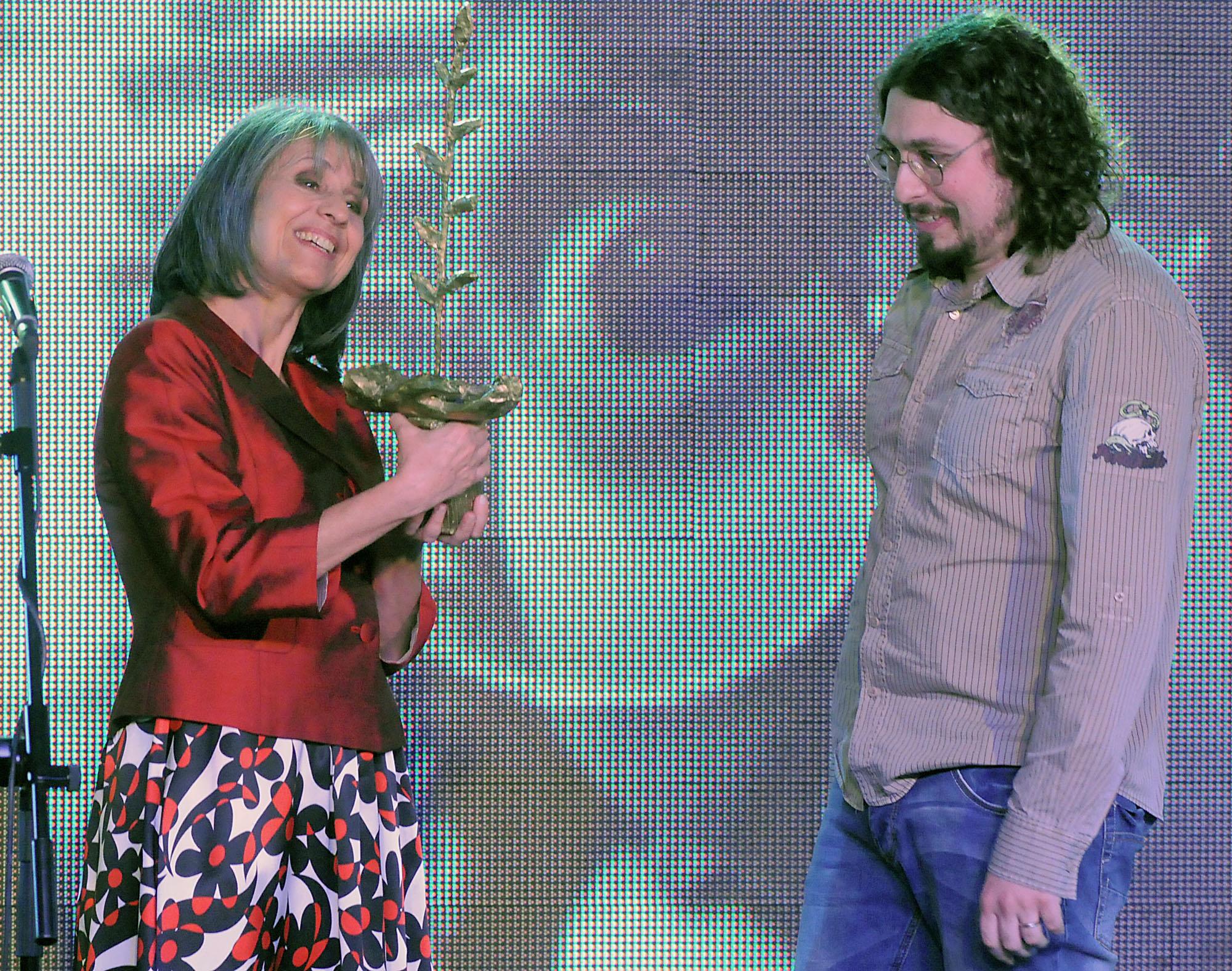 Вицепрезидентът Маргарита Попова връчва Награда за полет в изкуството „Стоян Камбарев” на режисьорът и аниматор Свилен Димитров