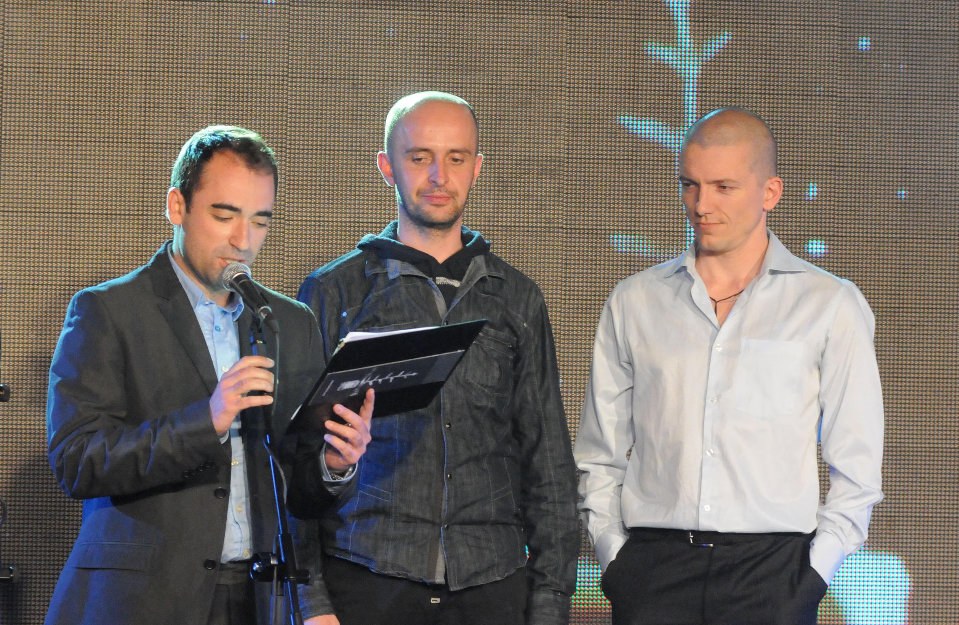 Водещият Драгомир Симеонов представя номинираните Йордан Славейков и Димитър Димитров (Сдружение Б+)