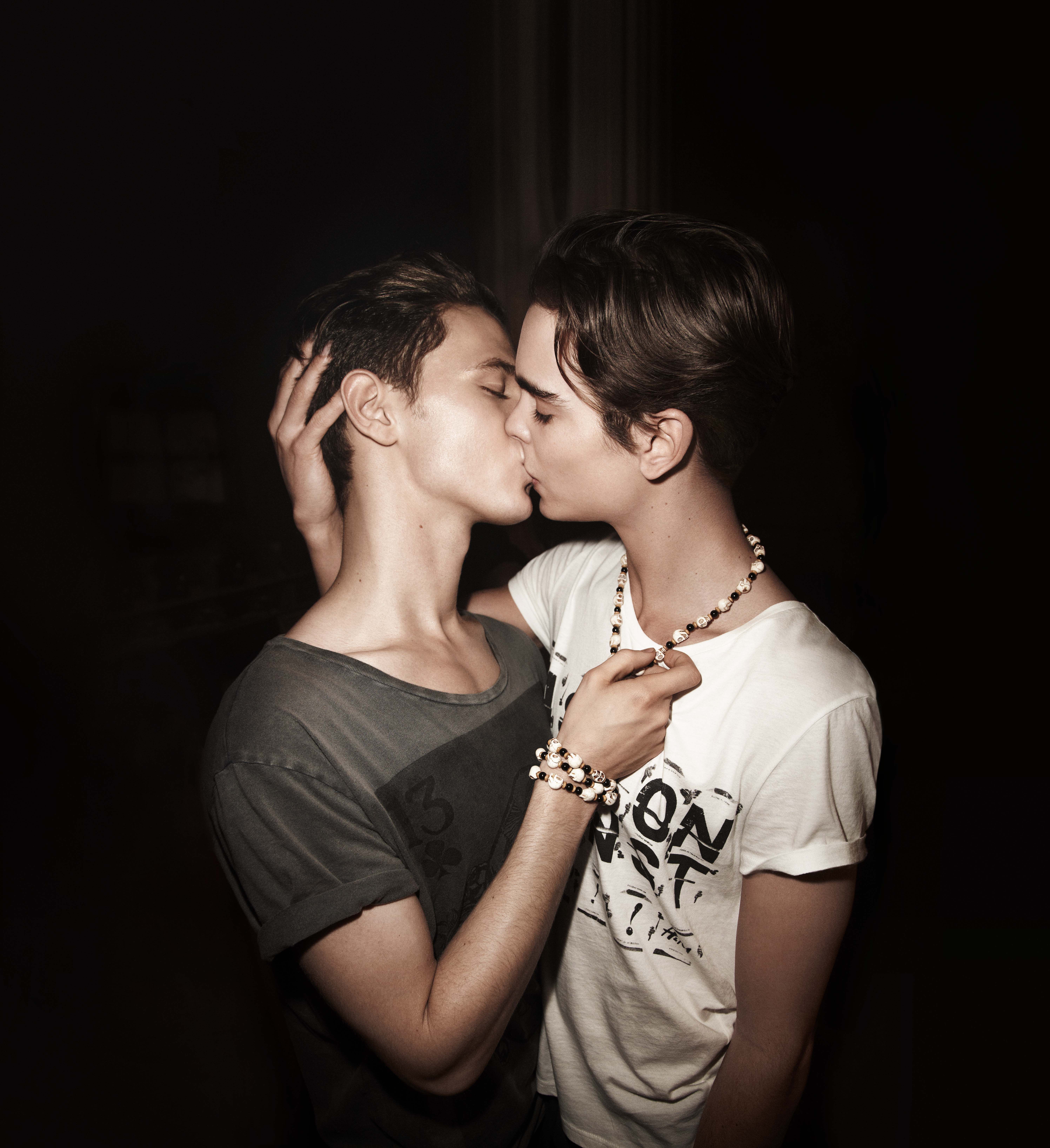Мальчики целуются фото