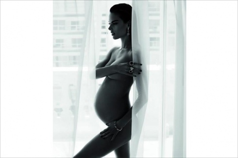 Бременната Алесандра Амброзио се съблече за реклама