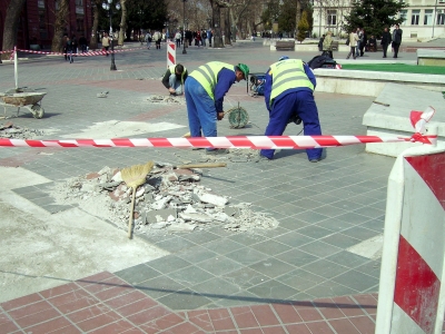 Слагат нови плочки по варненския център