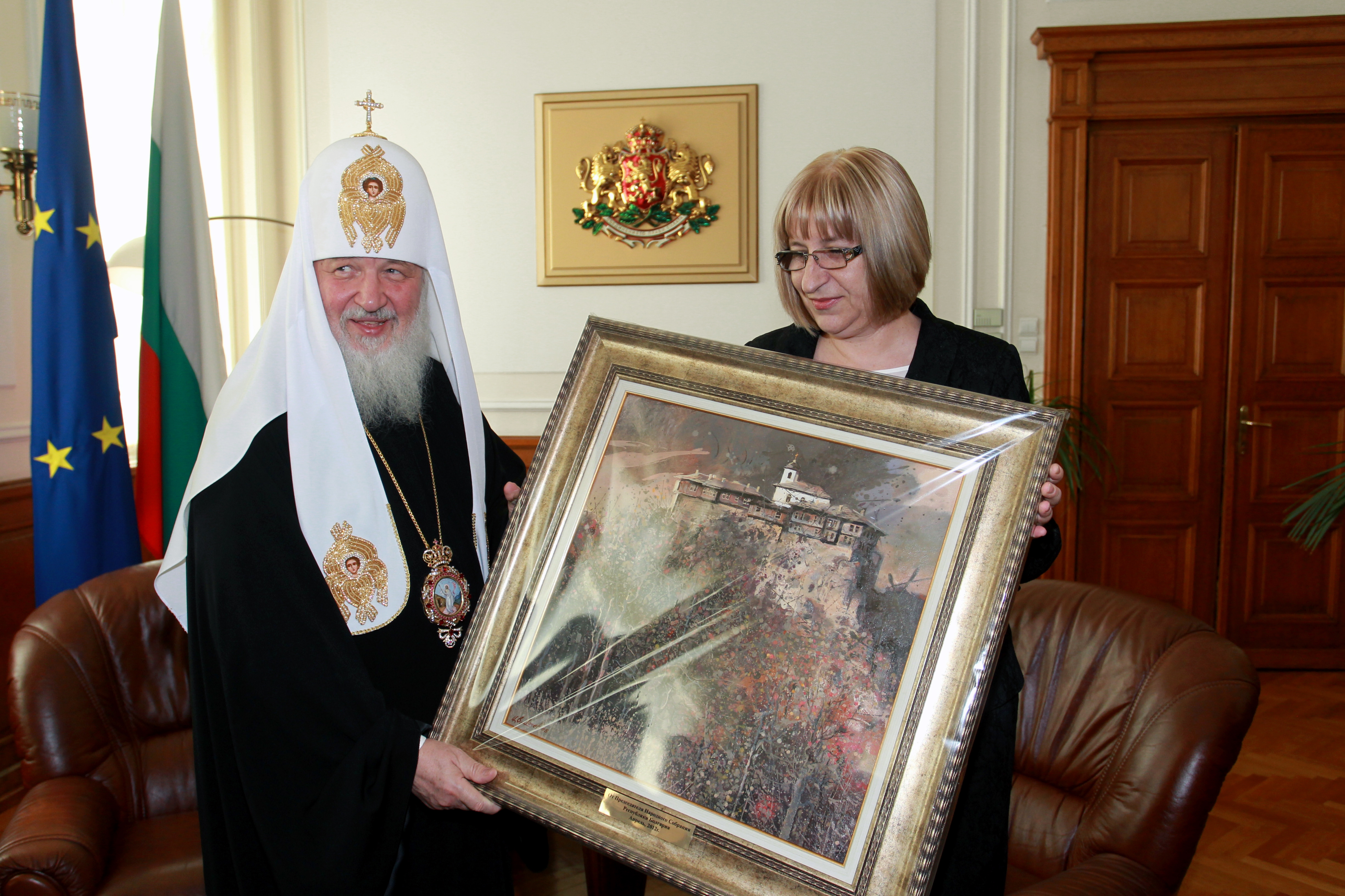 Цецка Цачева подари на патриарха картина на Гложенския манастир, нарисувана от троянския художник Цвятко Дочев