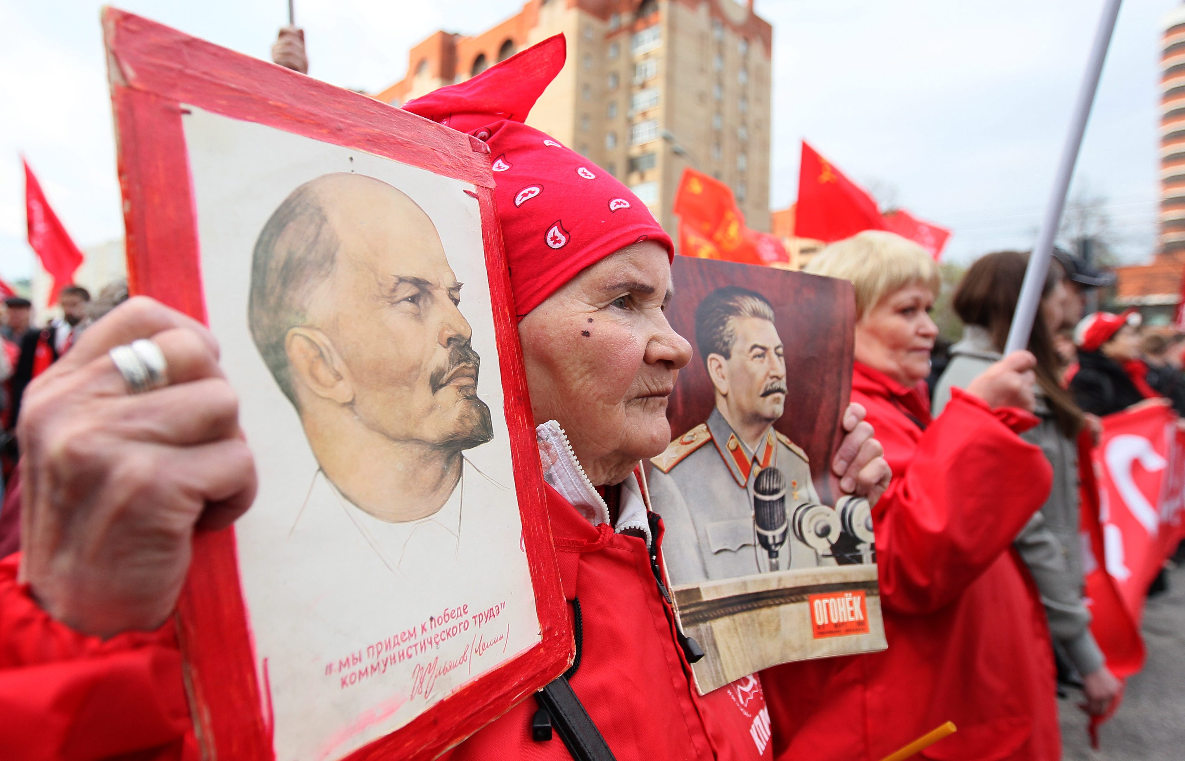 Участиници в митинга носеха портрети на Ленин и Сталин