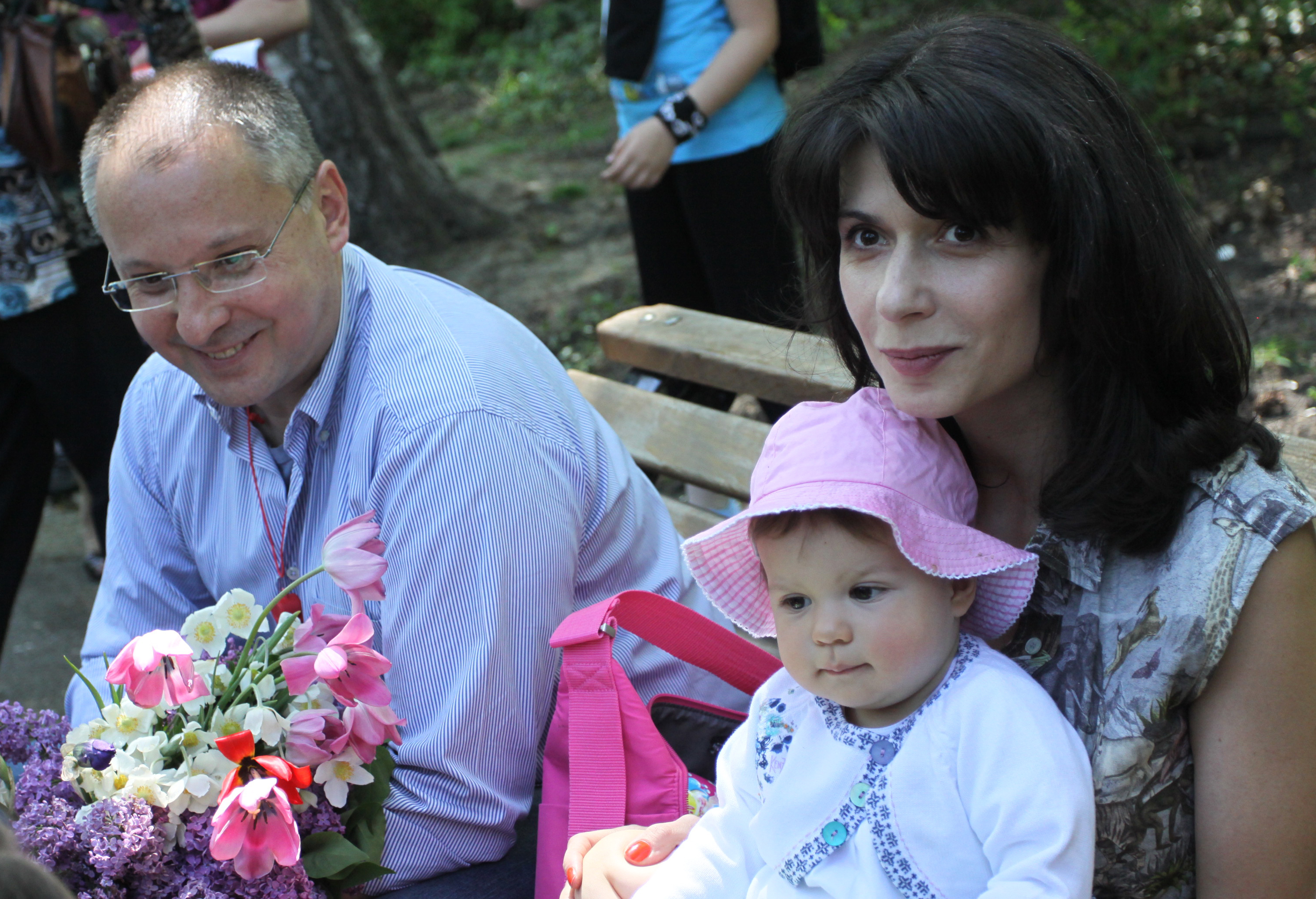Сергей Станишев с половинката си Моника и детето им на 1 май