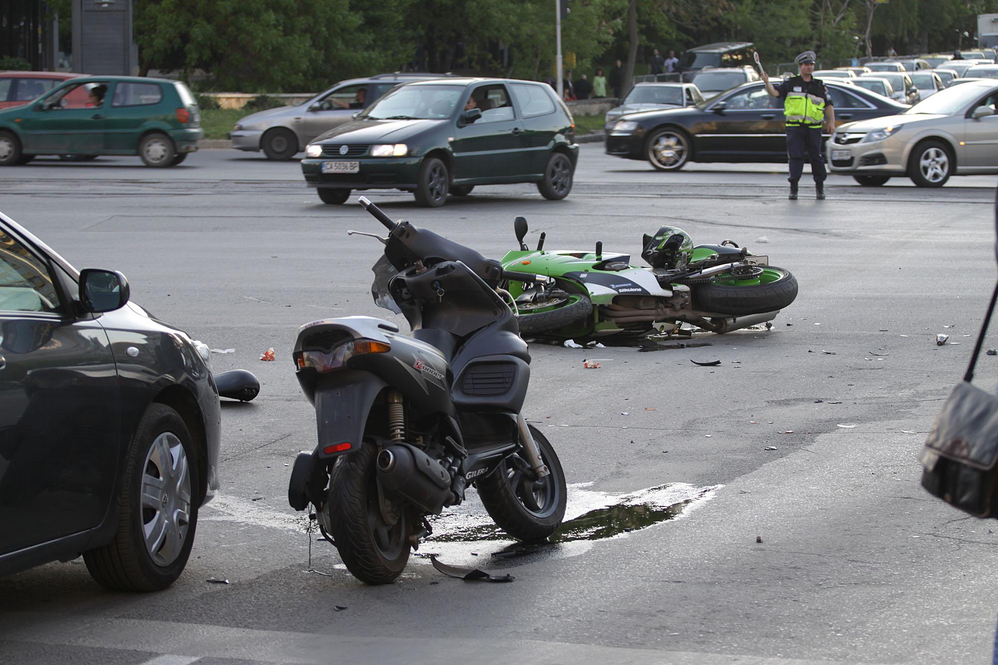 Мотоциклетист падна от 5-метрова рампа след гонка от полицаи