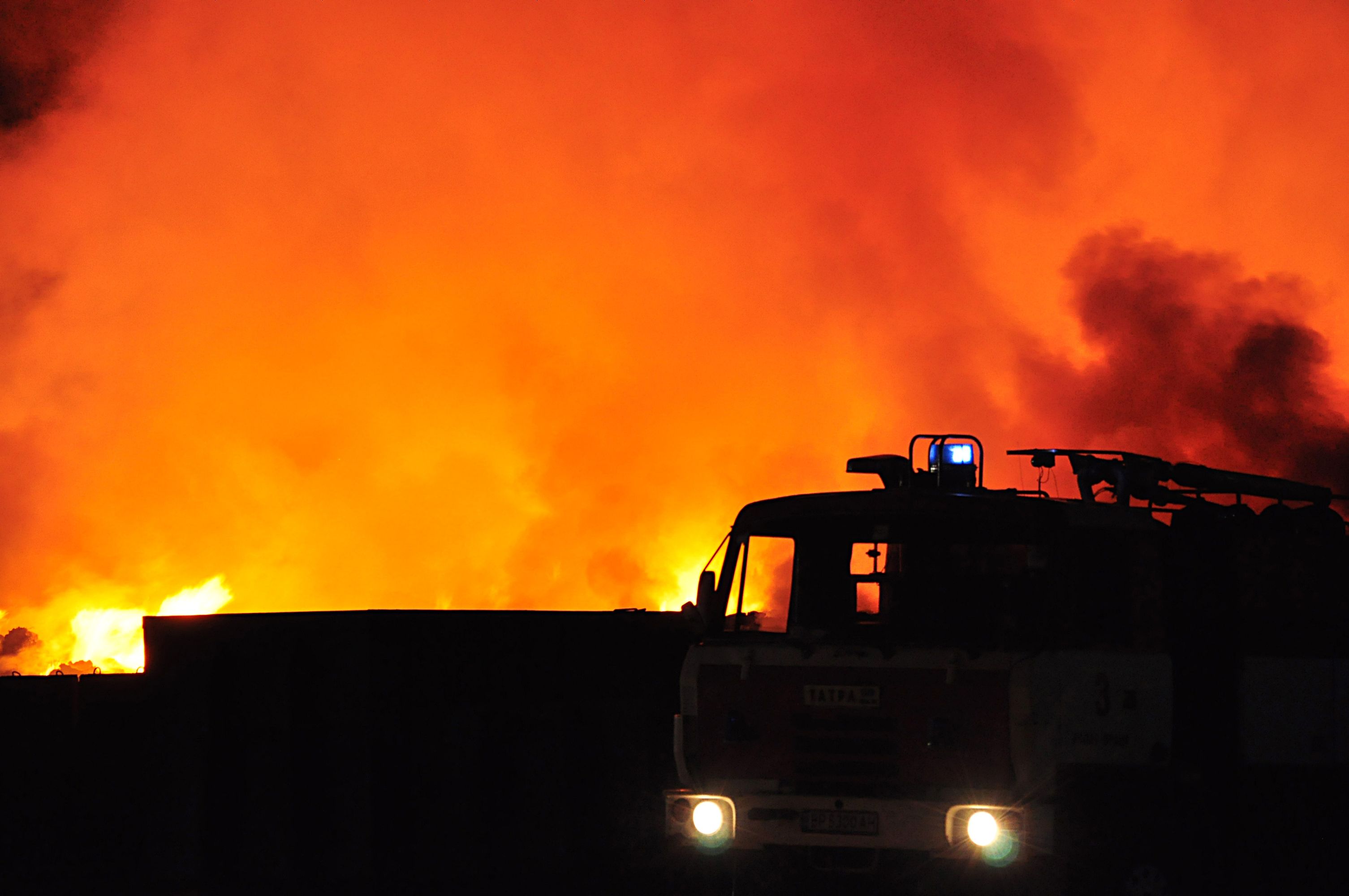 Огнено бедствие в Средец, пожар затвори главен път