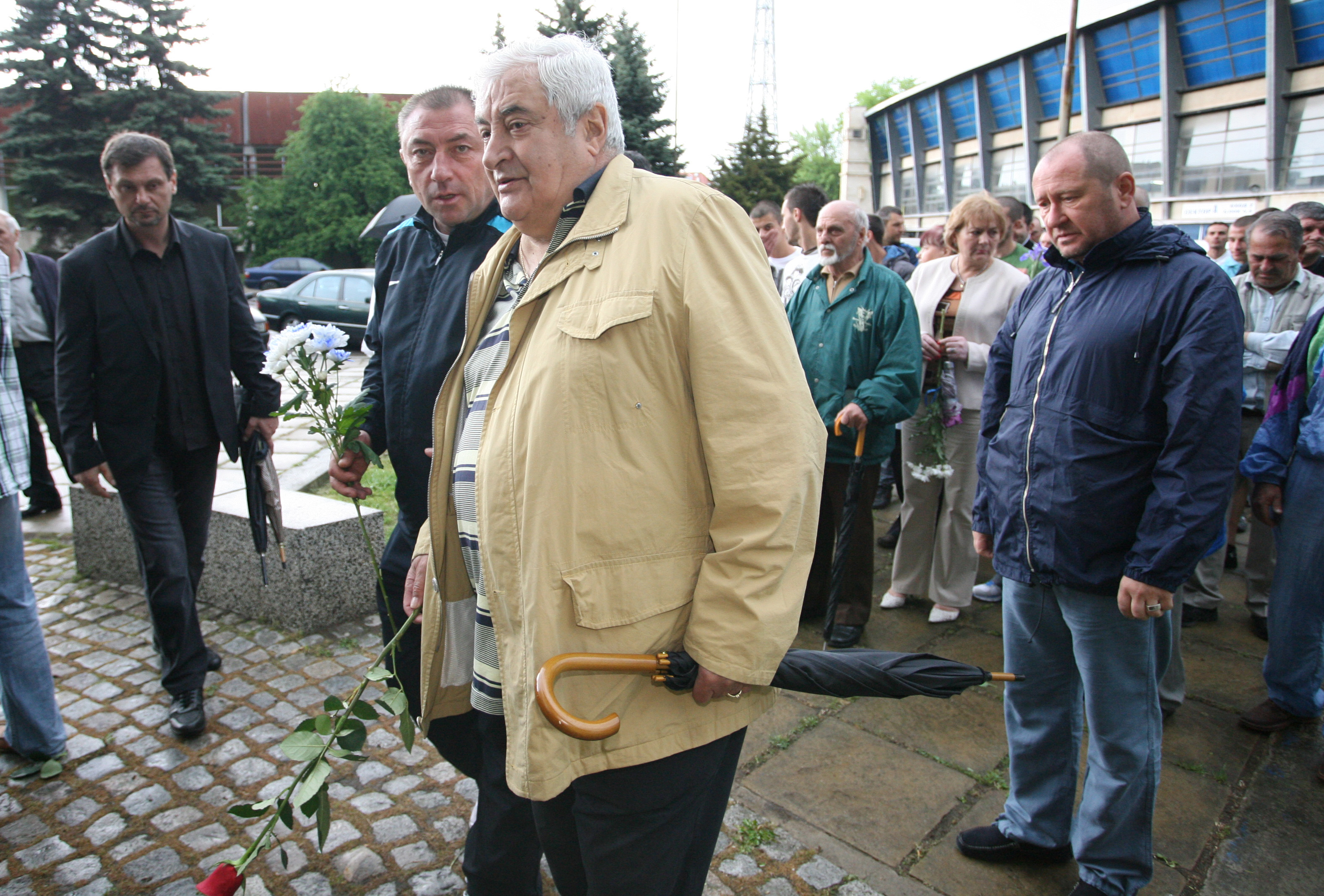 Иван Вуцов поднася цвете на паметника на Гунди