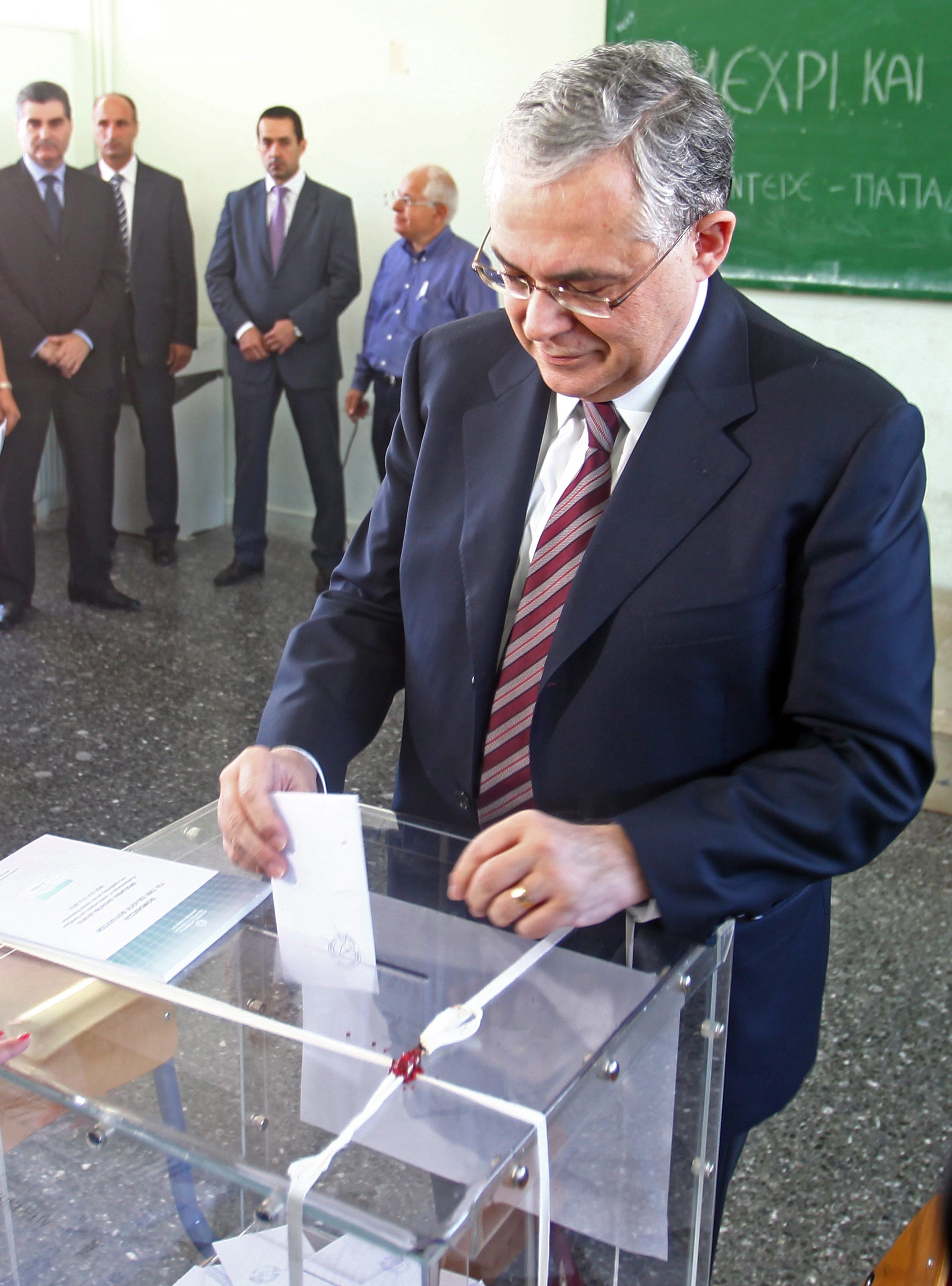 Гърците гласуват в предсрочни парламентарни избори