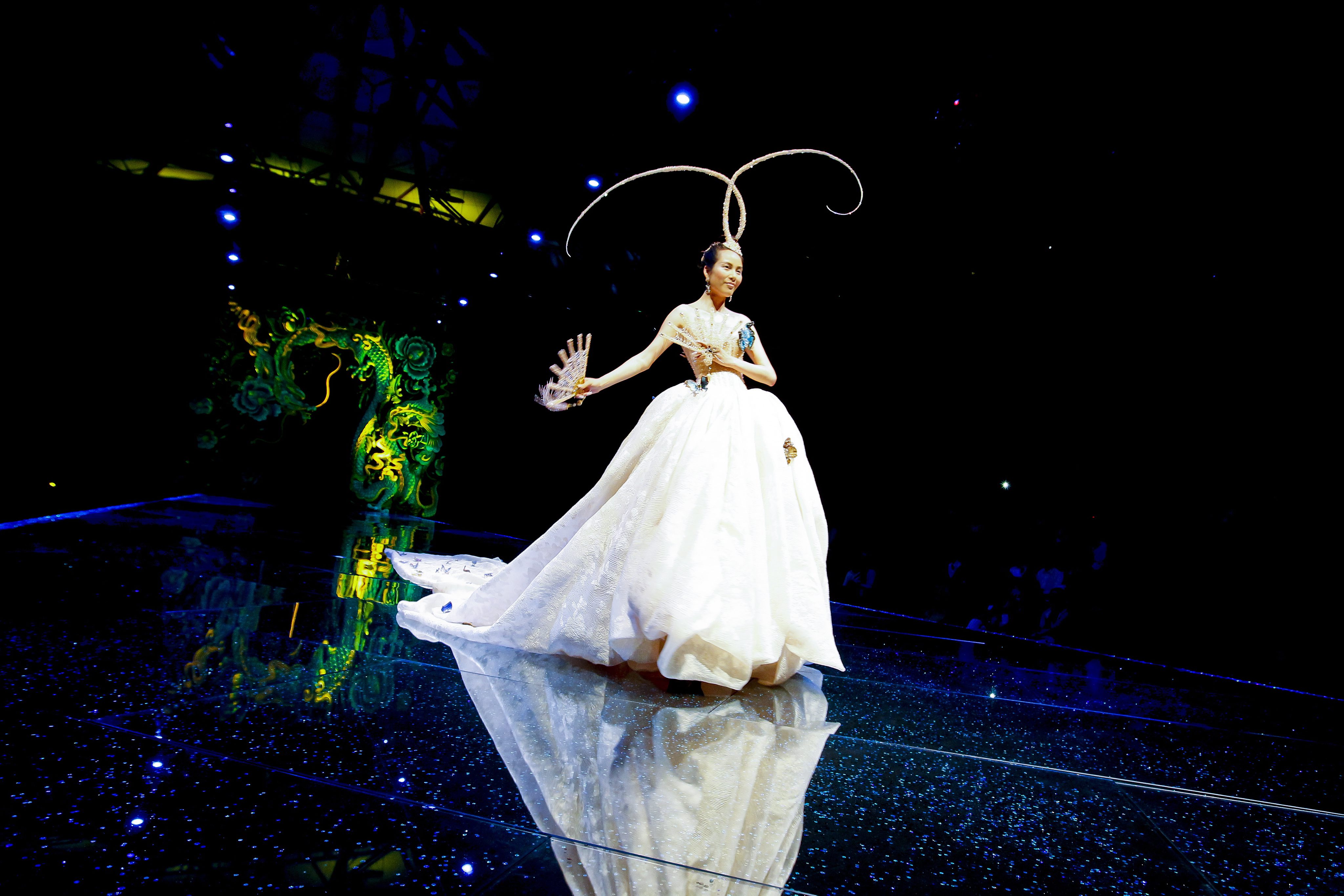 В Китай представиха булчински рокли, посветени на дракона