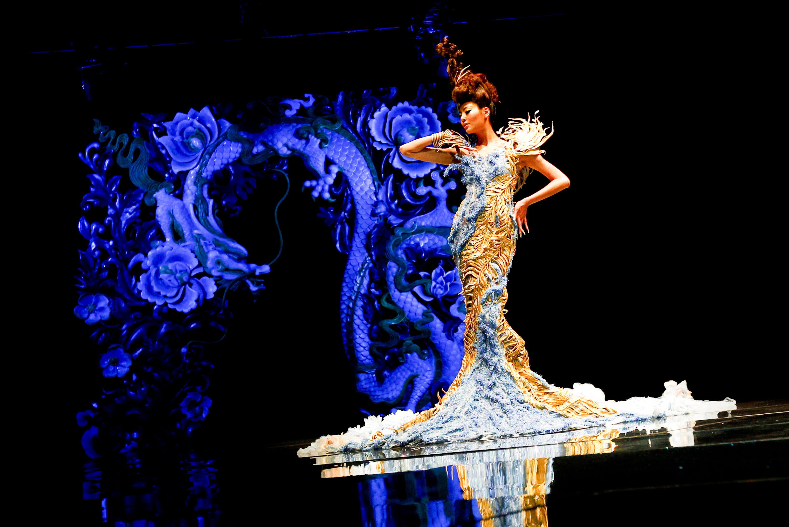 Булчински рокли Guo Pei 2013