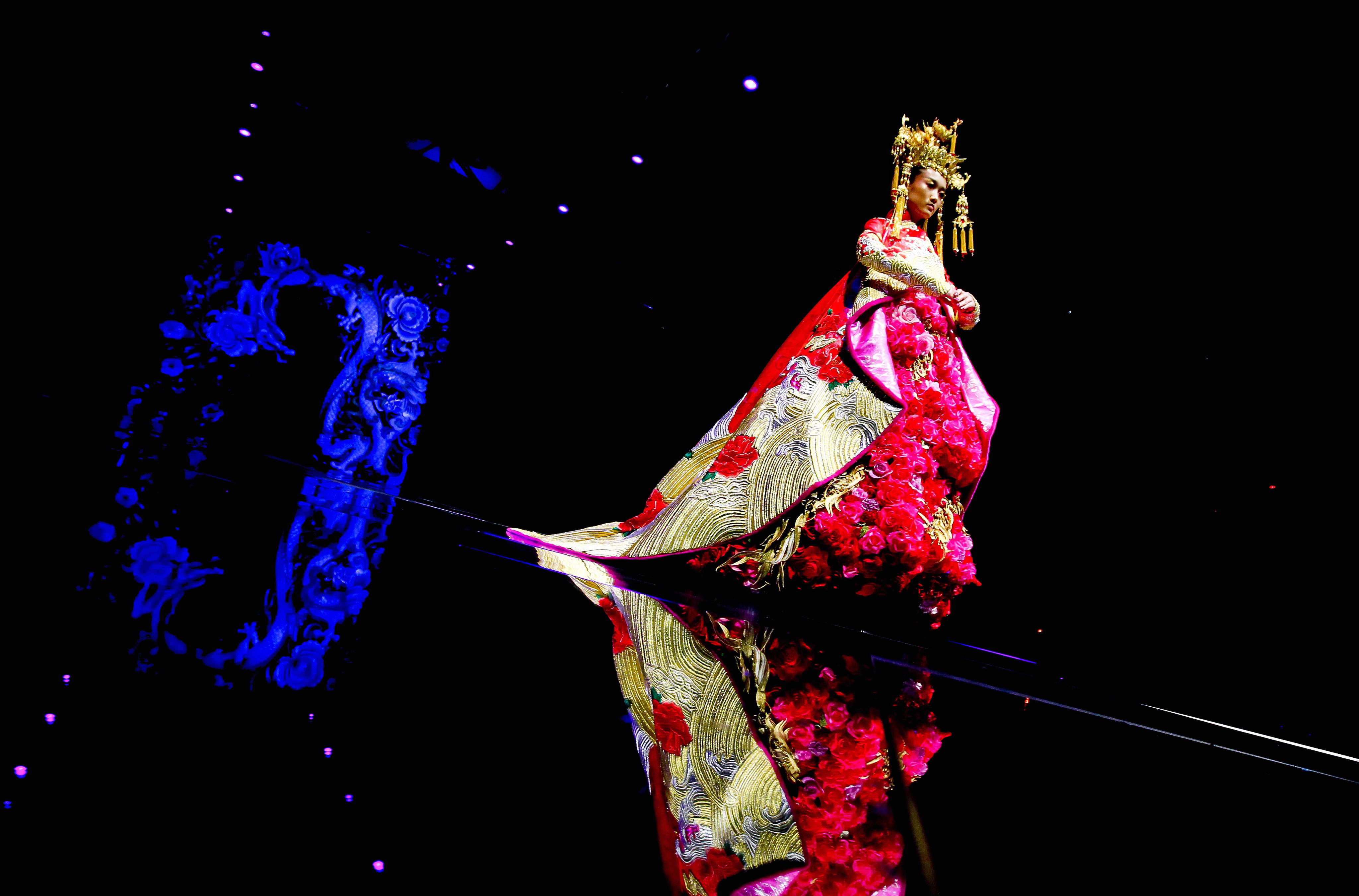Булчински рокли Guo Pei 2013