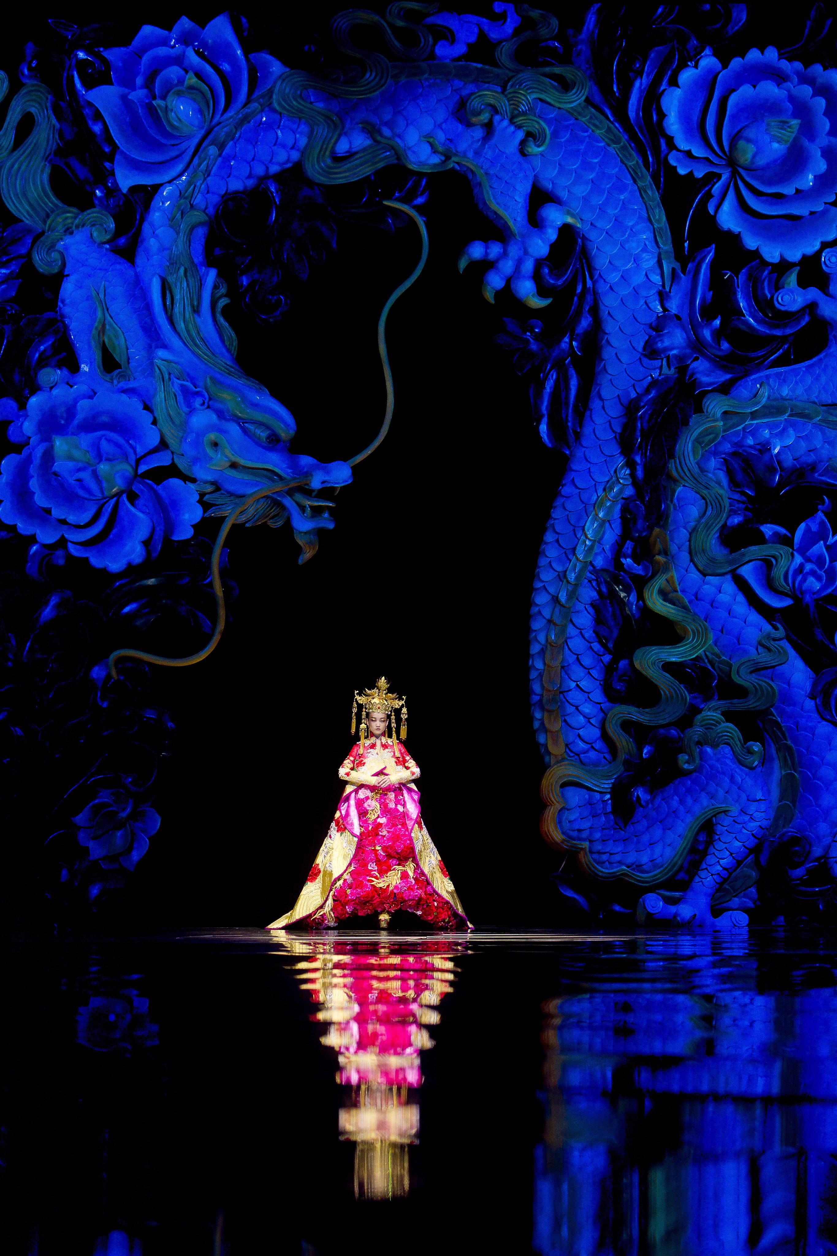 Булчински рокли Guo Pei 2013