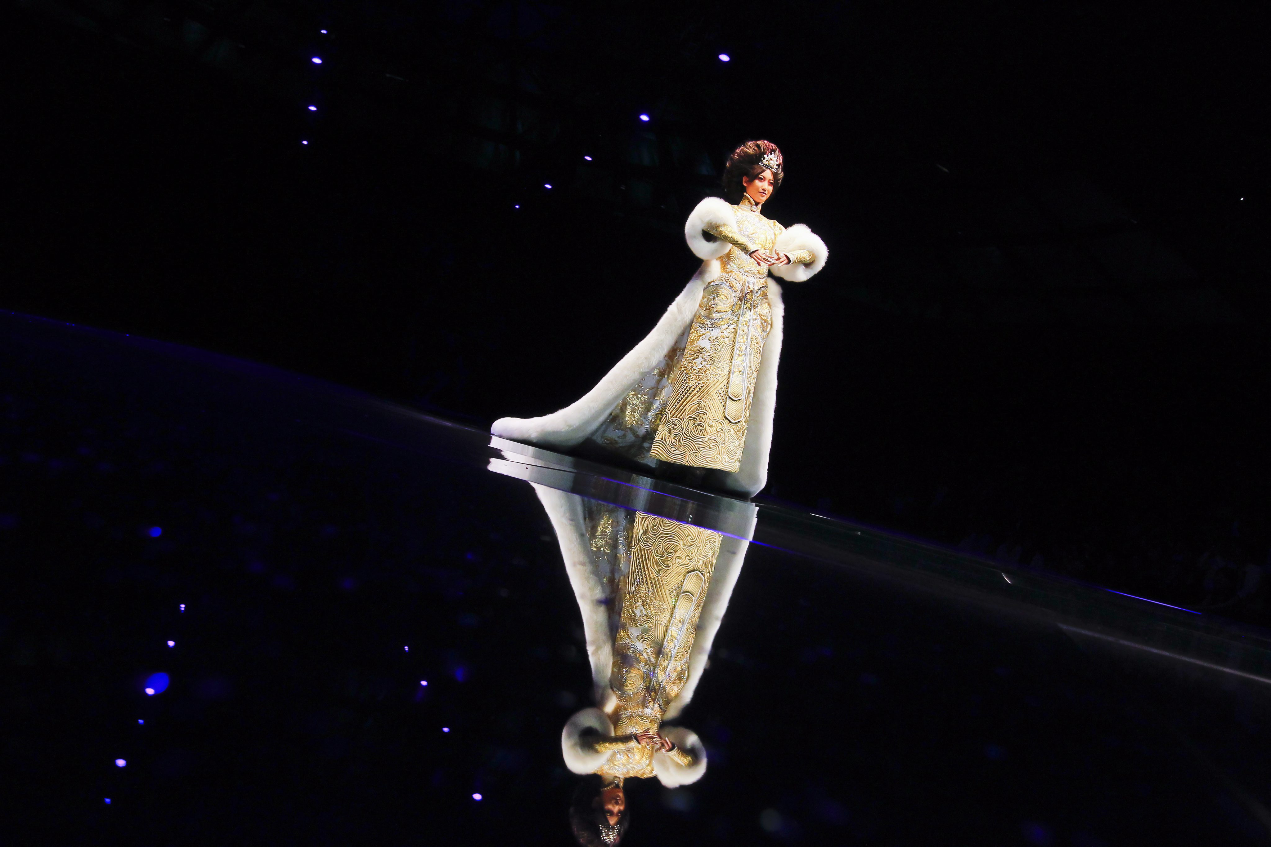 Булчински рокли Guo Pei 2013