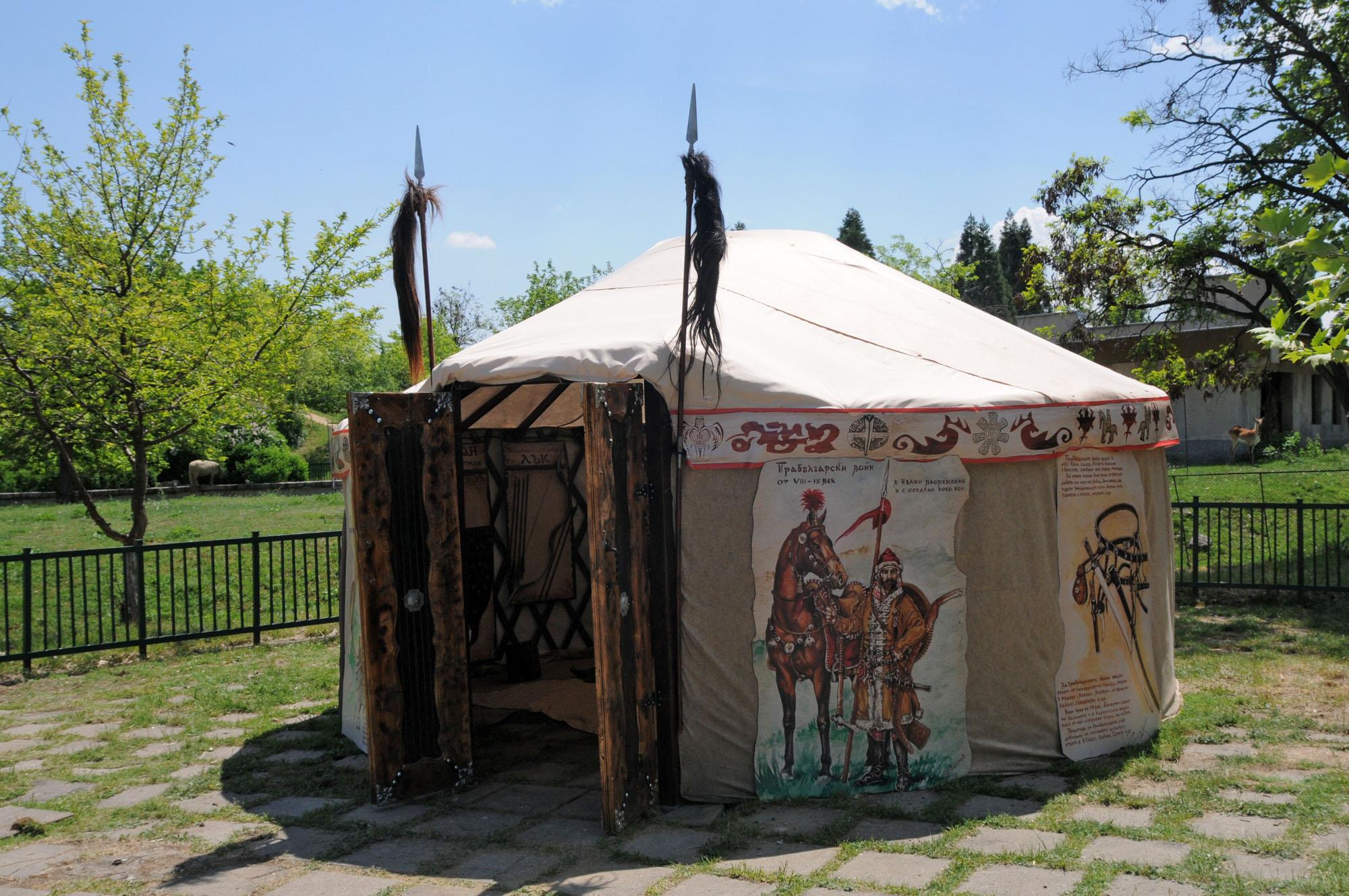 Прабългарска юрта и стрелба с лъкове в зоопарка