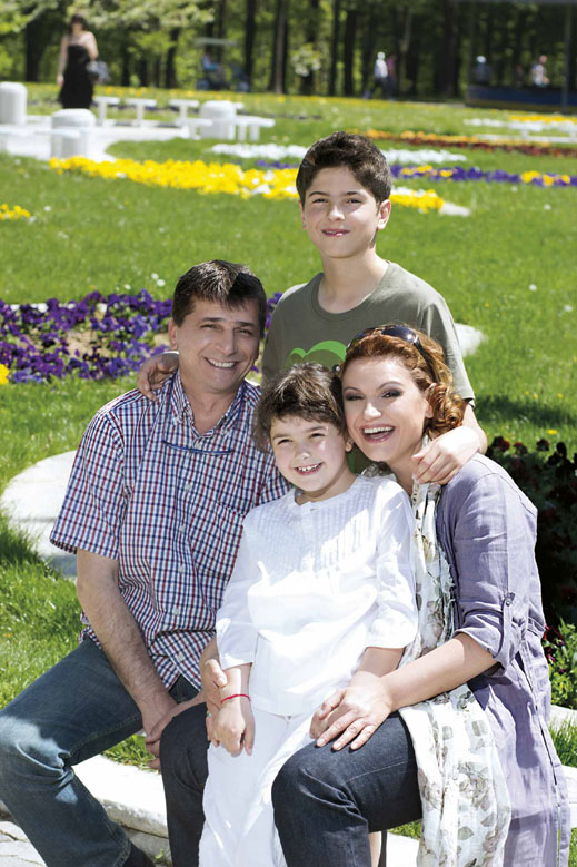 Ани Салич, мъжът й Бранко и двете им деца Лазар и Хана
